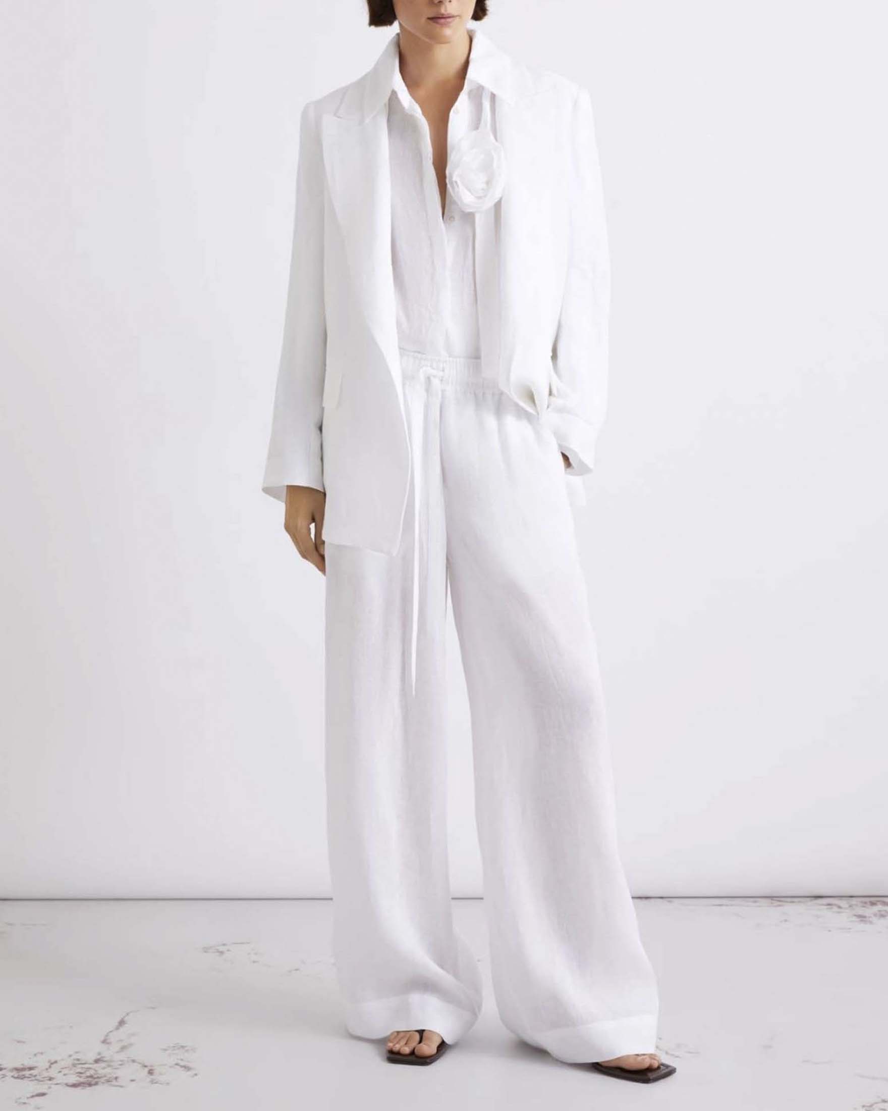 Camicia bianca Marella Sport in puro lino con cinturino e dettaglio floreale al collo image