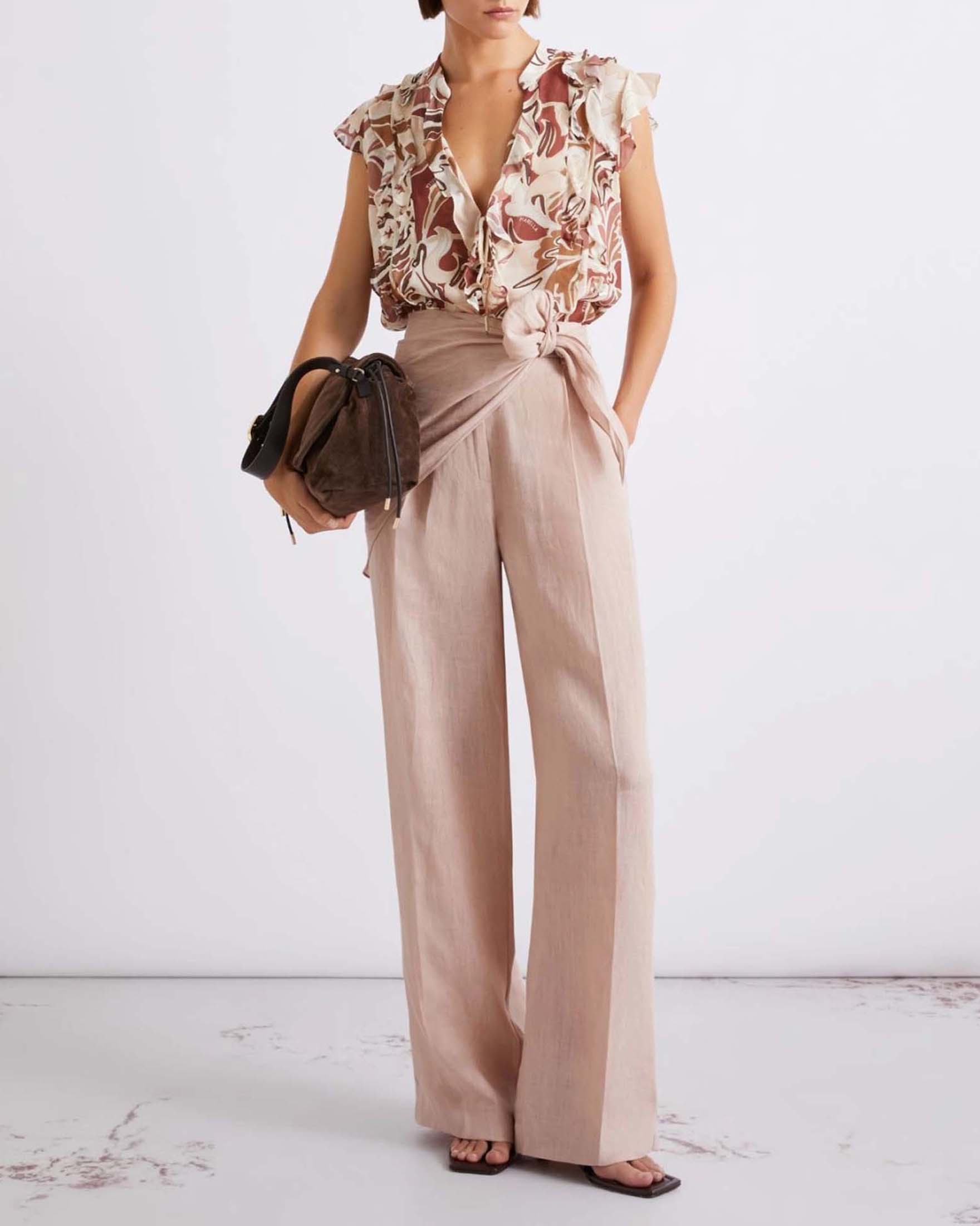 Top smanicato color cipria Marella Sport in georgette con chiusura a laccetto e stampa floreale image