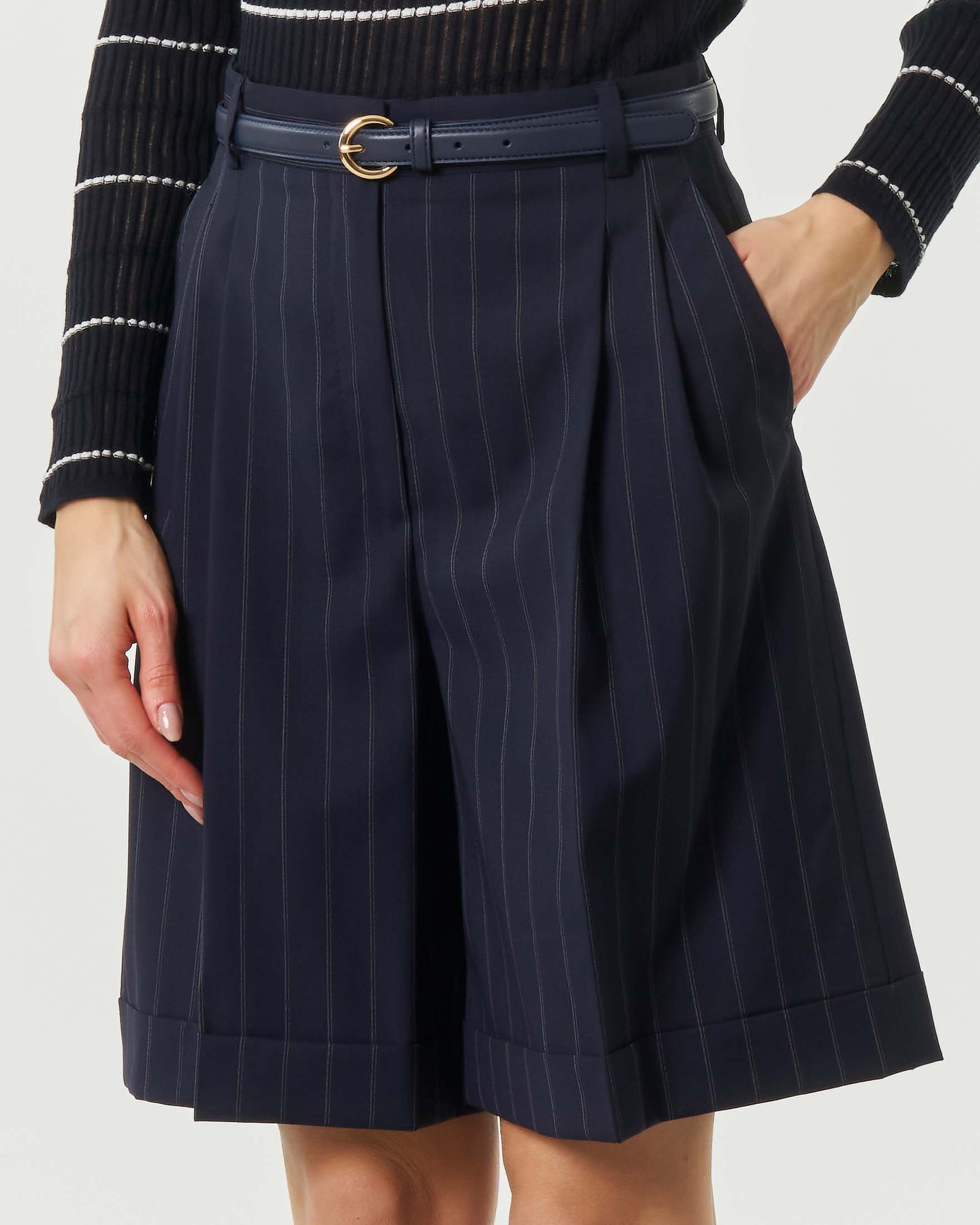 Bermuda blu gessato Max Mara Studio in lana con pince frontale e cintura abbinata image