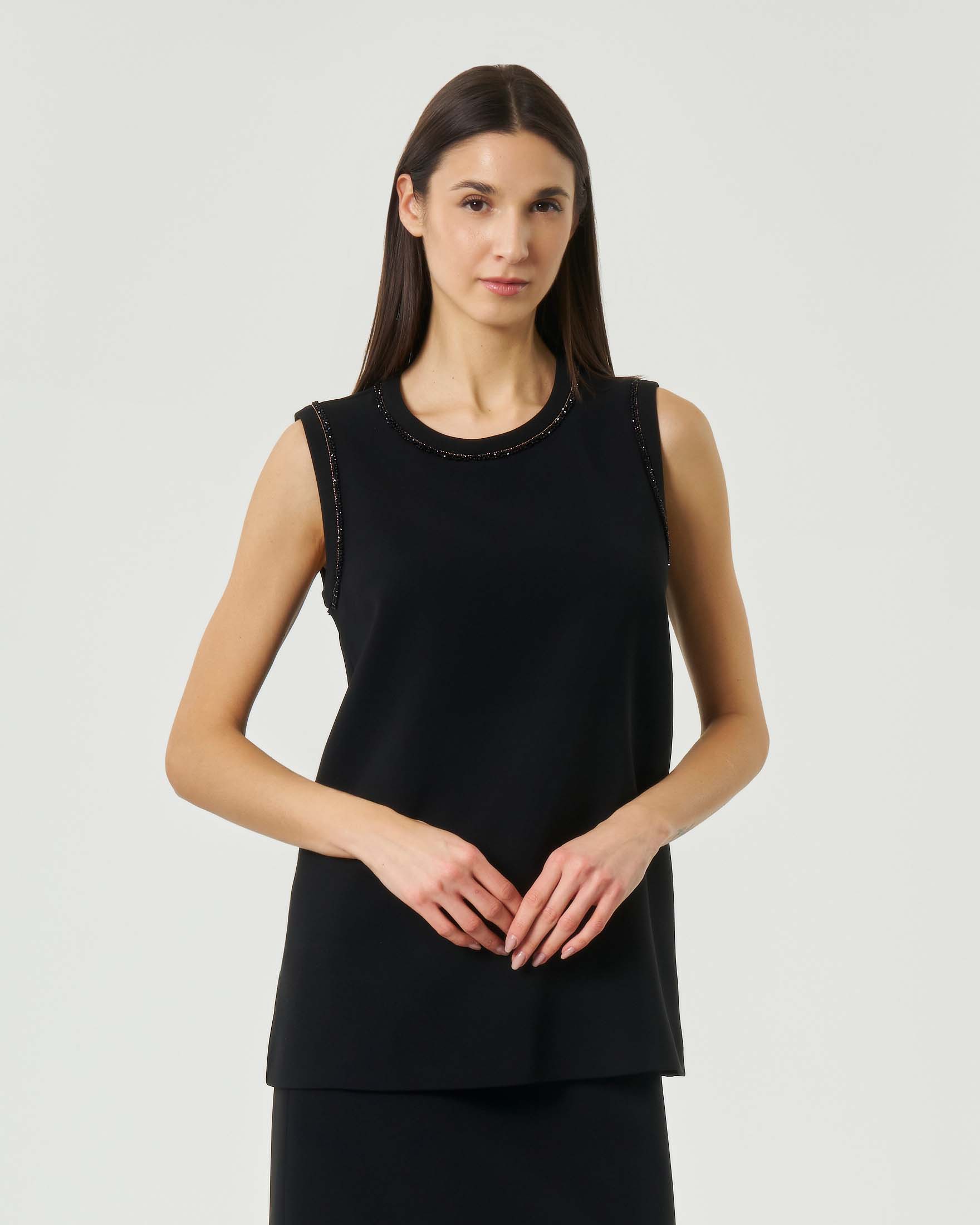 Blusa smanicata nera Studio in cady con perline e scollo a giro