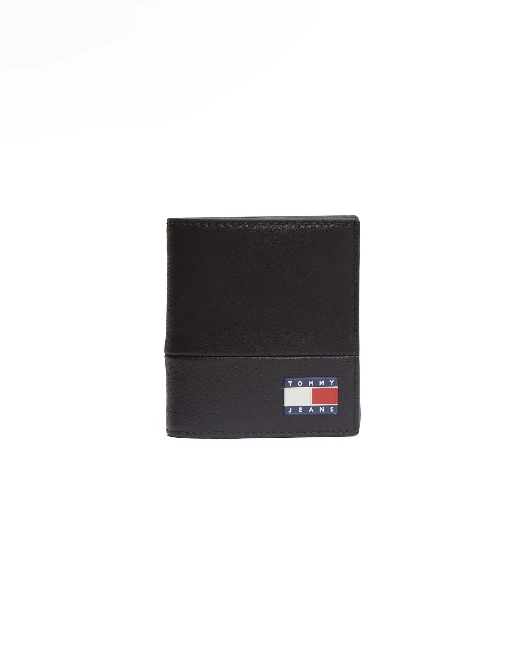 Portafoglio bifold Tommy Jeans nero in pelle con badge logo frontale e chiusura a scatto