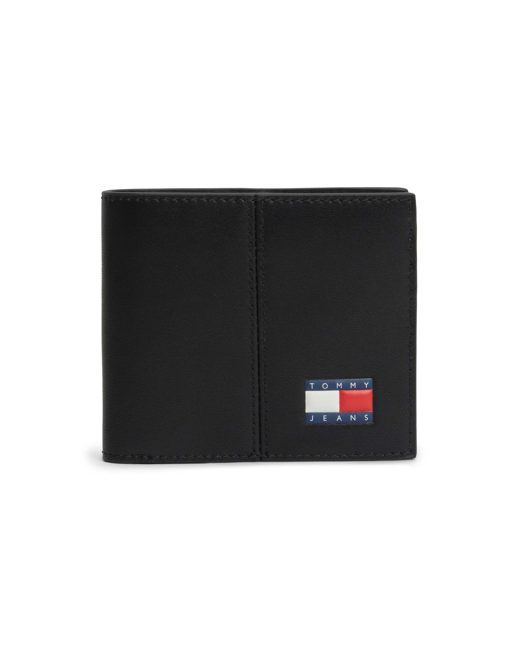 Portafoglio bi-fold Tommy Jeans nero in pelle riciclata con patch logo applicata