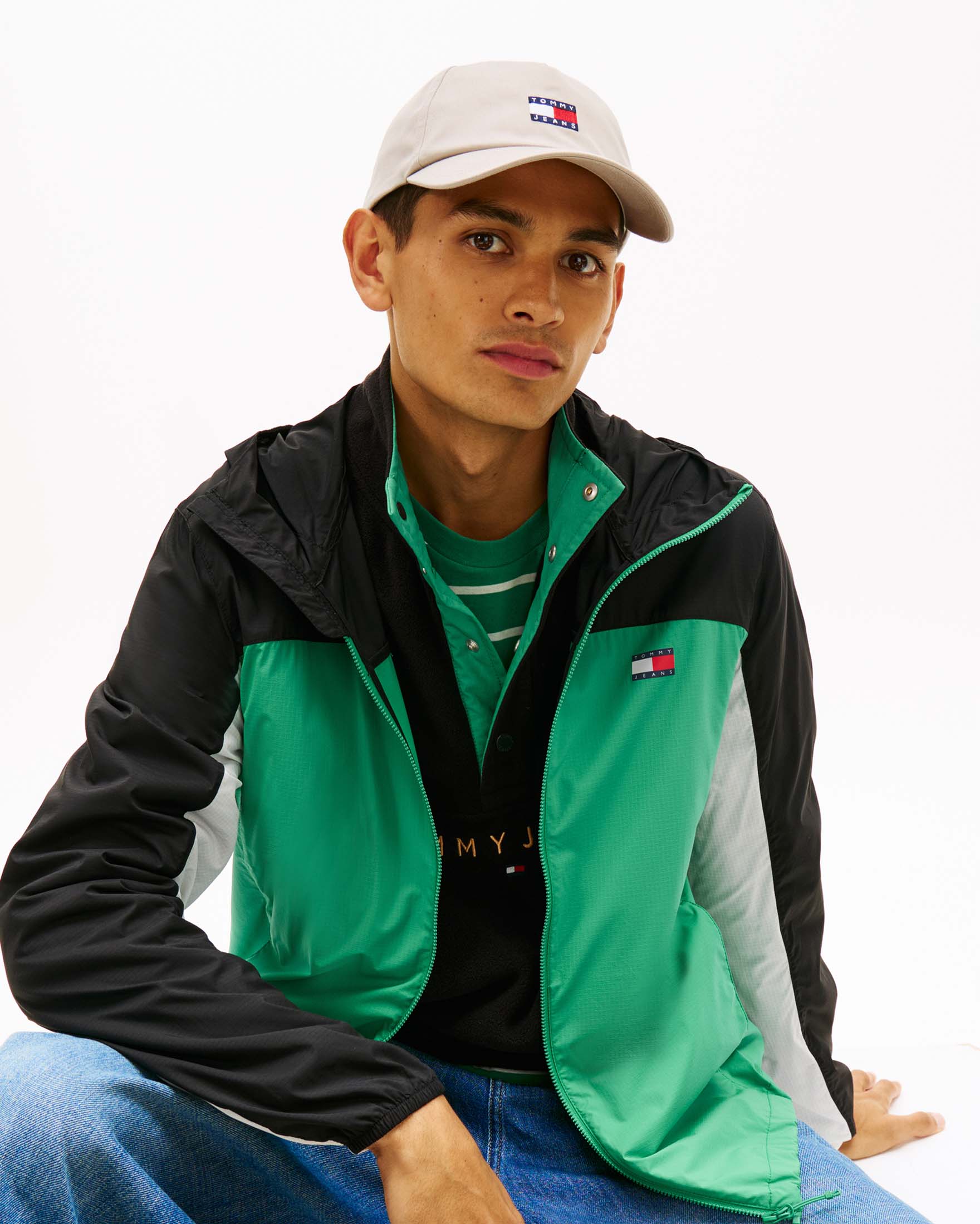 Berretto beige in cotone con patch logo ricamato sul davanti