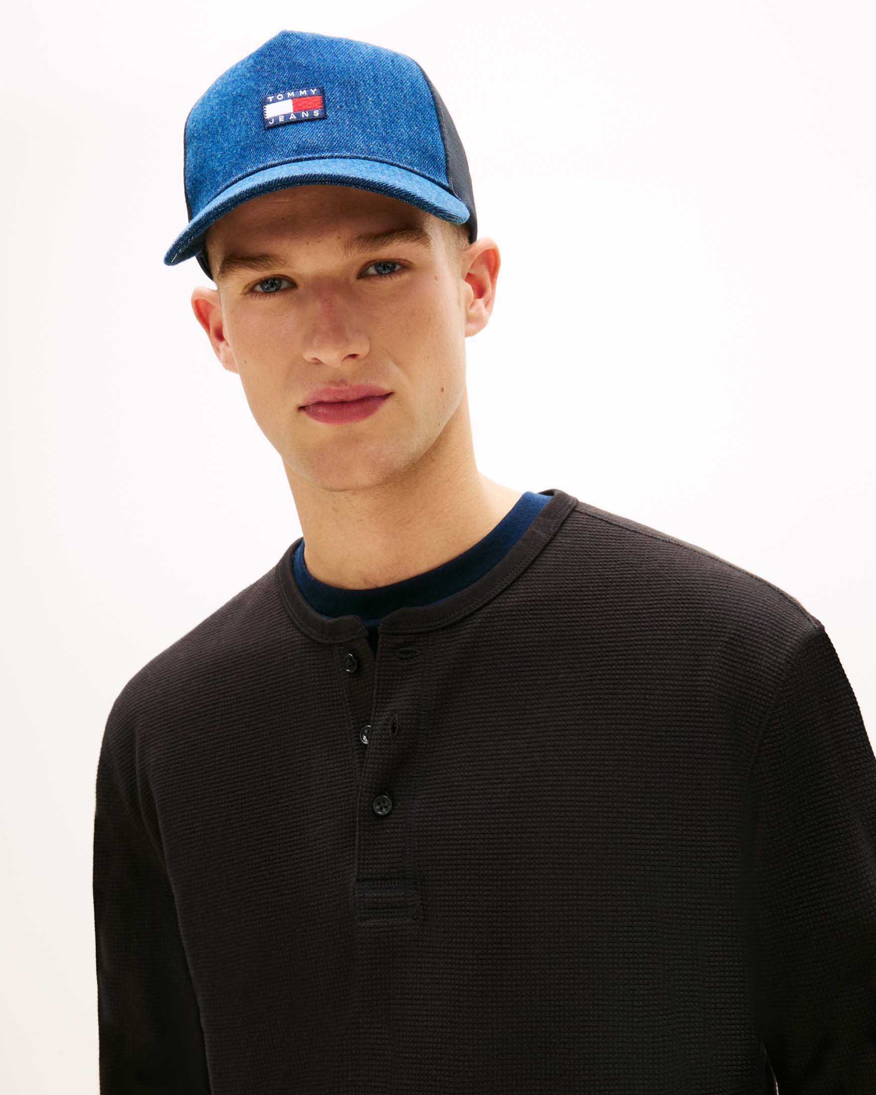 Berretto trucker blu denim con patch logo frontale e pannelli in rete