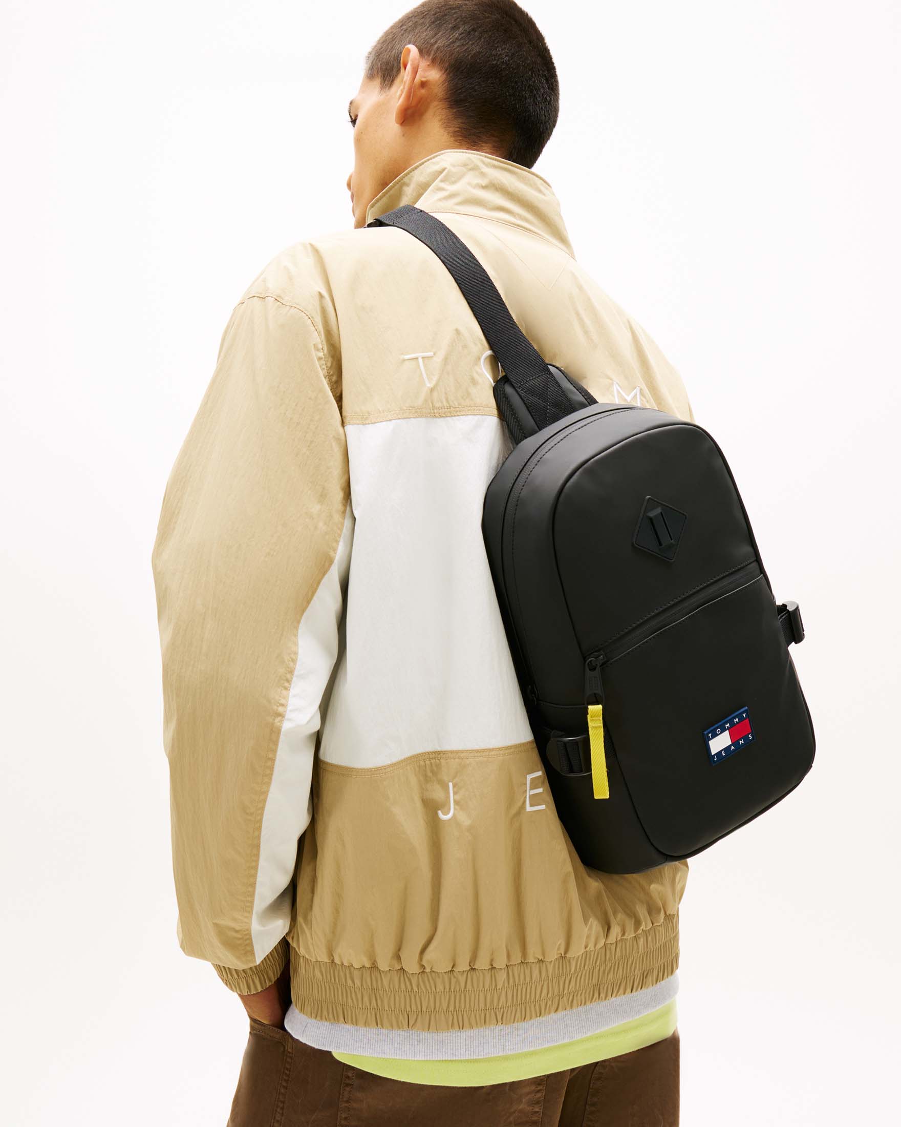 Borsa a tracolla Tommy Jeans nera in similpelle con logo applicato e dettaglio giallo