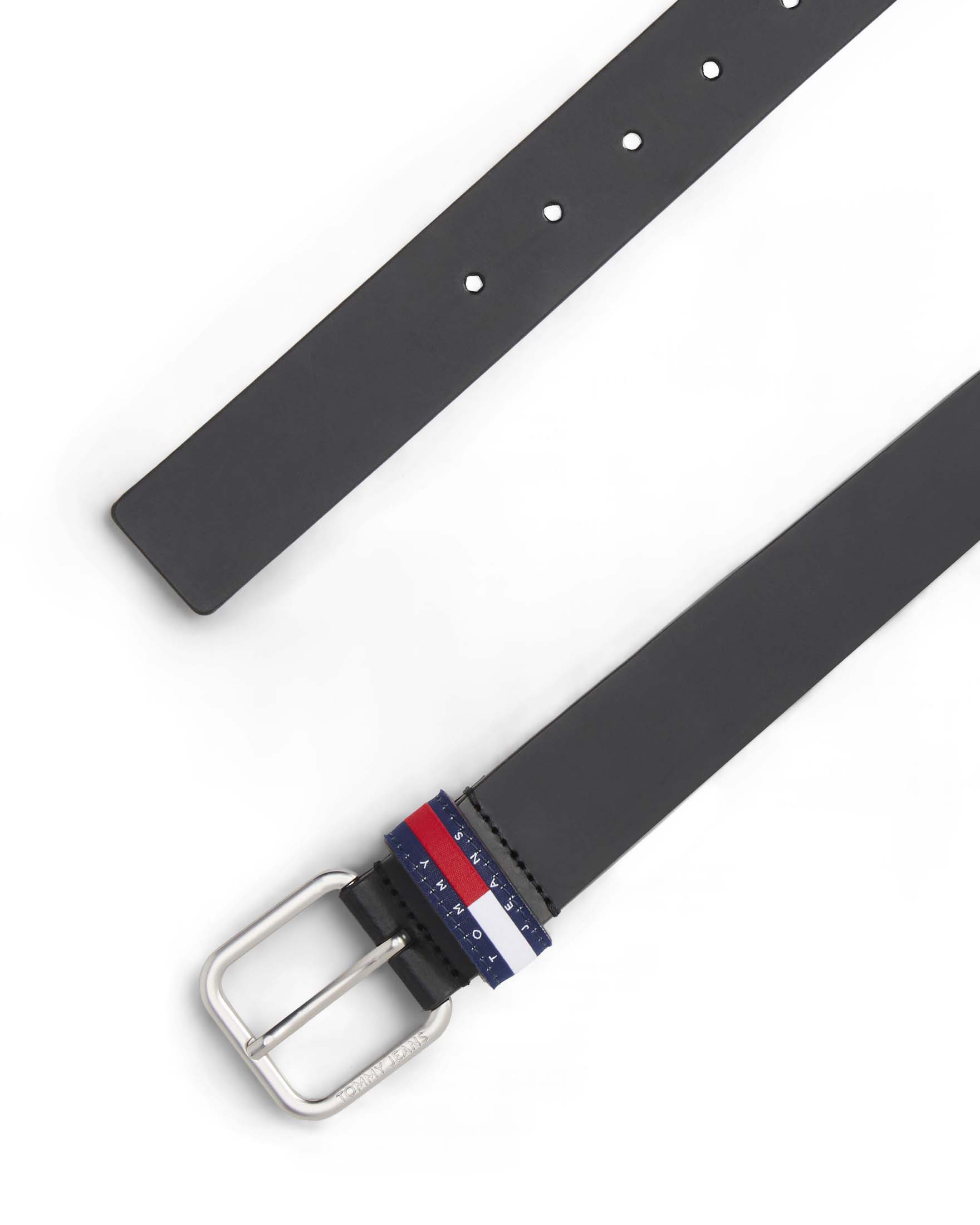 Cintura Tommy Jeans nera in pelle liscia con fibbia logo e passante con badge image