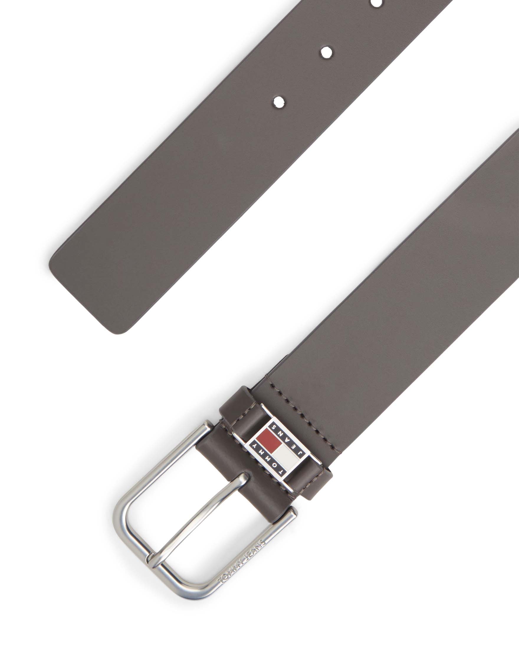 Cintura in pelle marrone Tommy Jeans con fibbia quadrata e badge metallico image