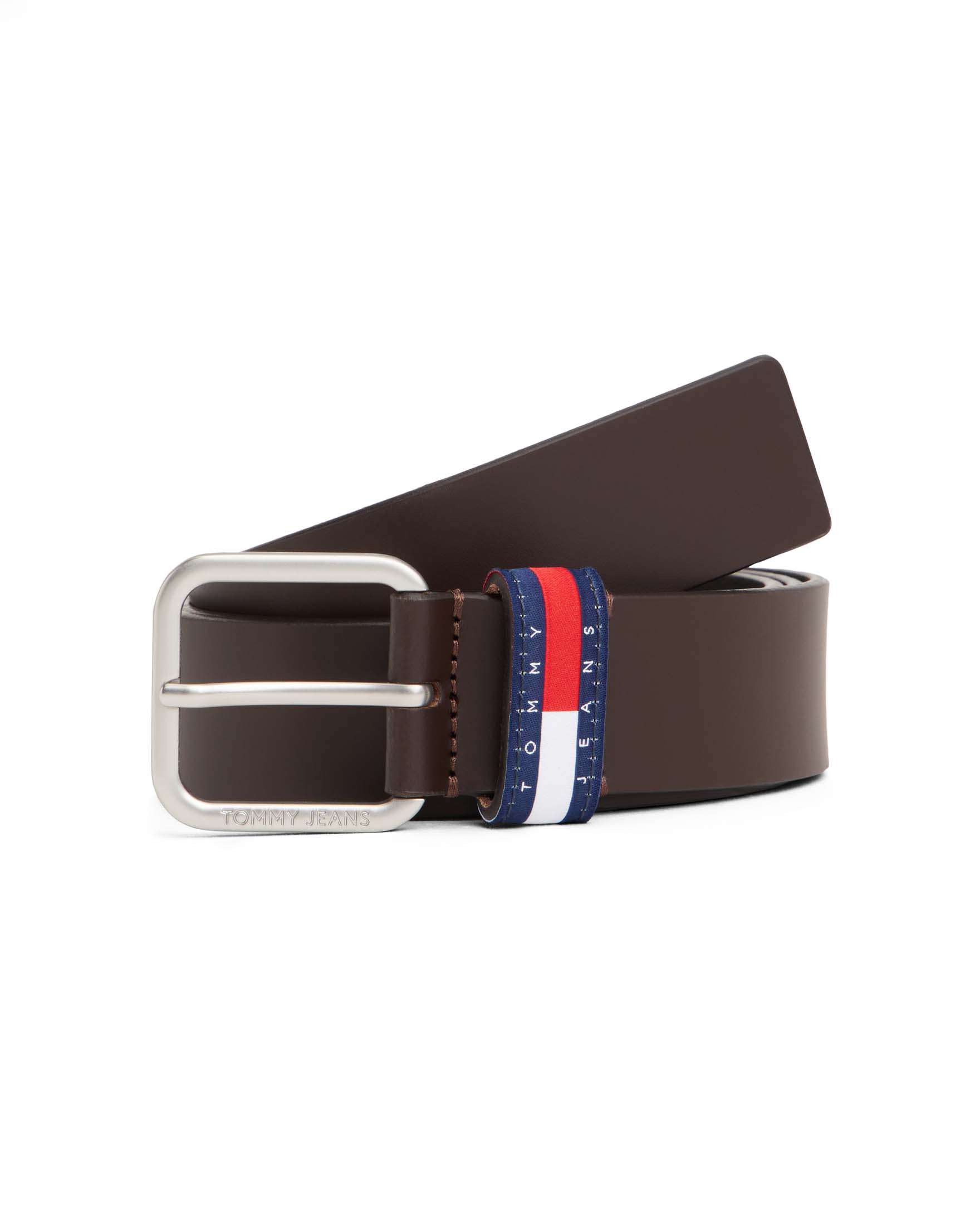 Cintura marrone in pelle liscia con fibbia logo e passante badge