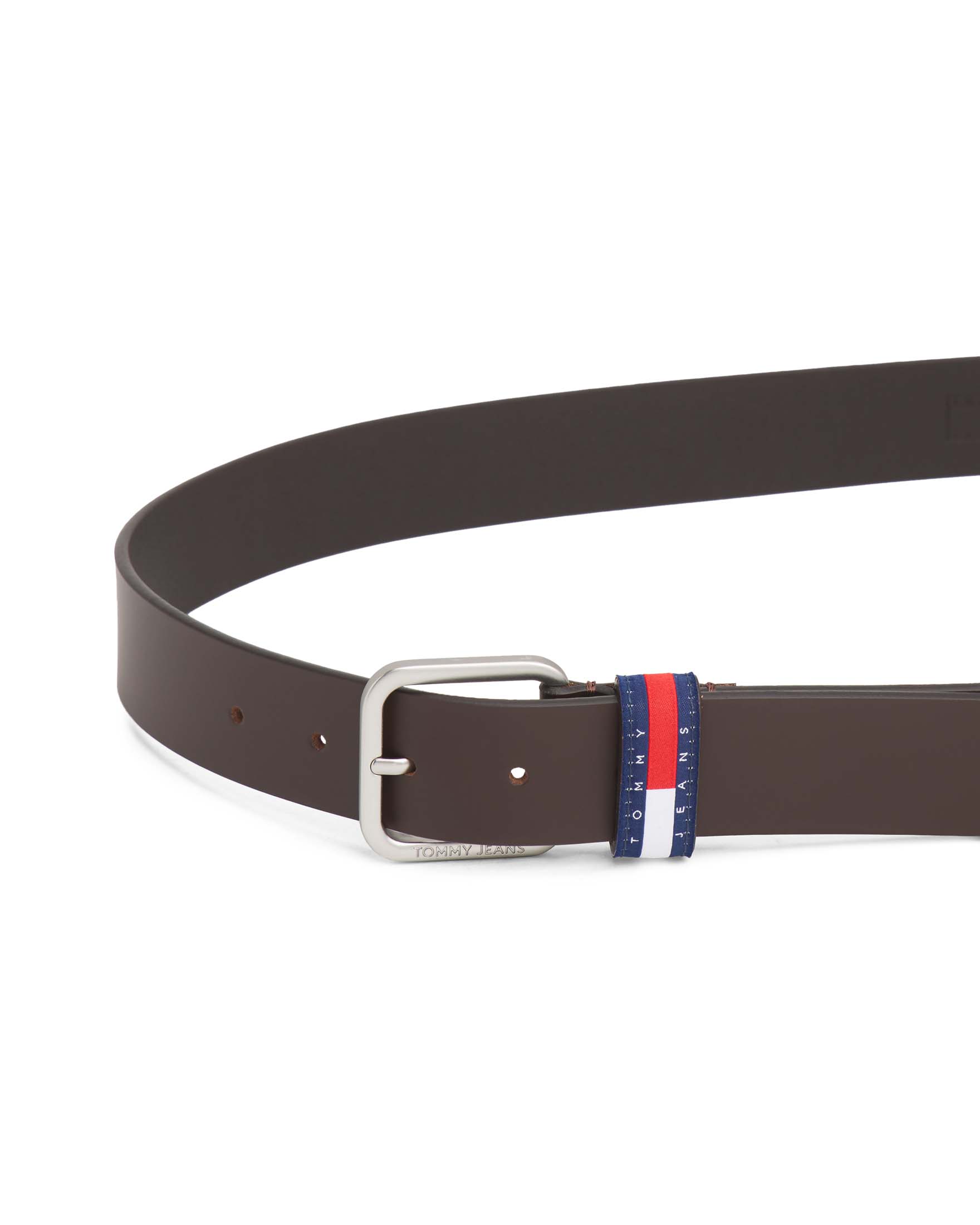 Cintura Tommy Jeans marrone in pelle liscia con fibbia logo e passante badge image