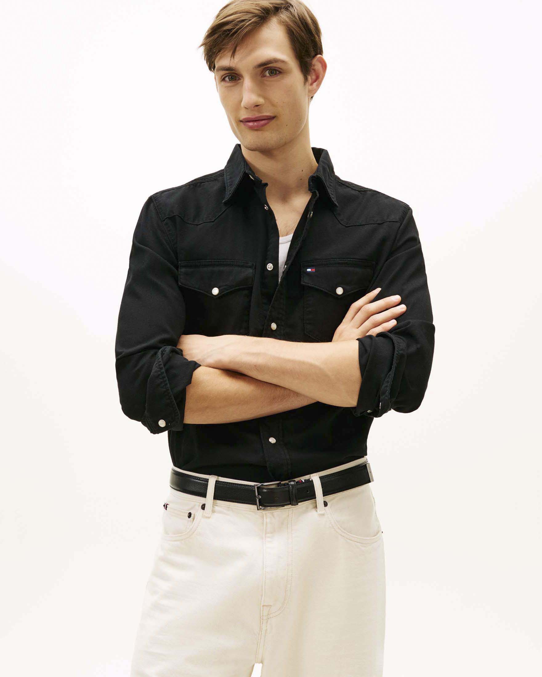 Camicia denim Tommy Hilfiger nera in cotone con logo ricamato su taschino image