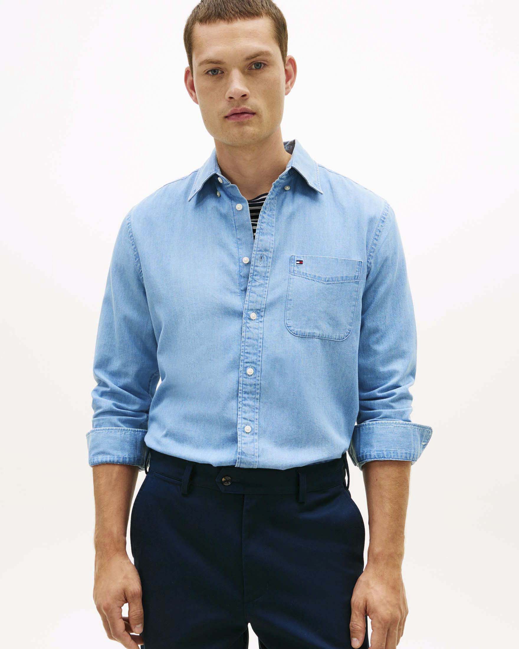 Camicia denim Tommy Hilfiger blu chiaro con logo cucito su taschino in cotone image