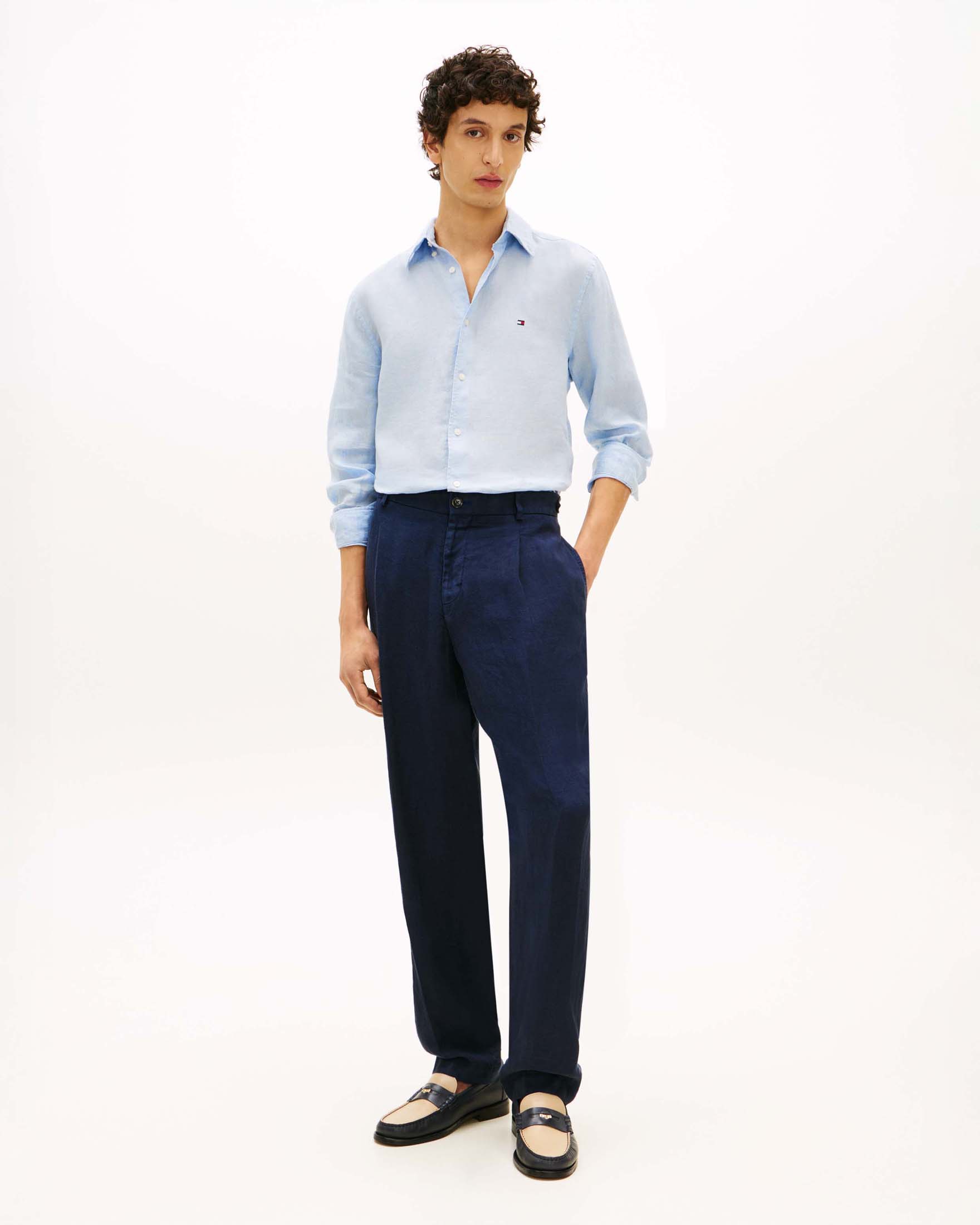 Camicia manica lunga azzurra in lino con logo ricamato e colletto button-down