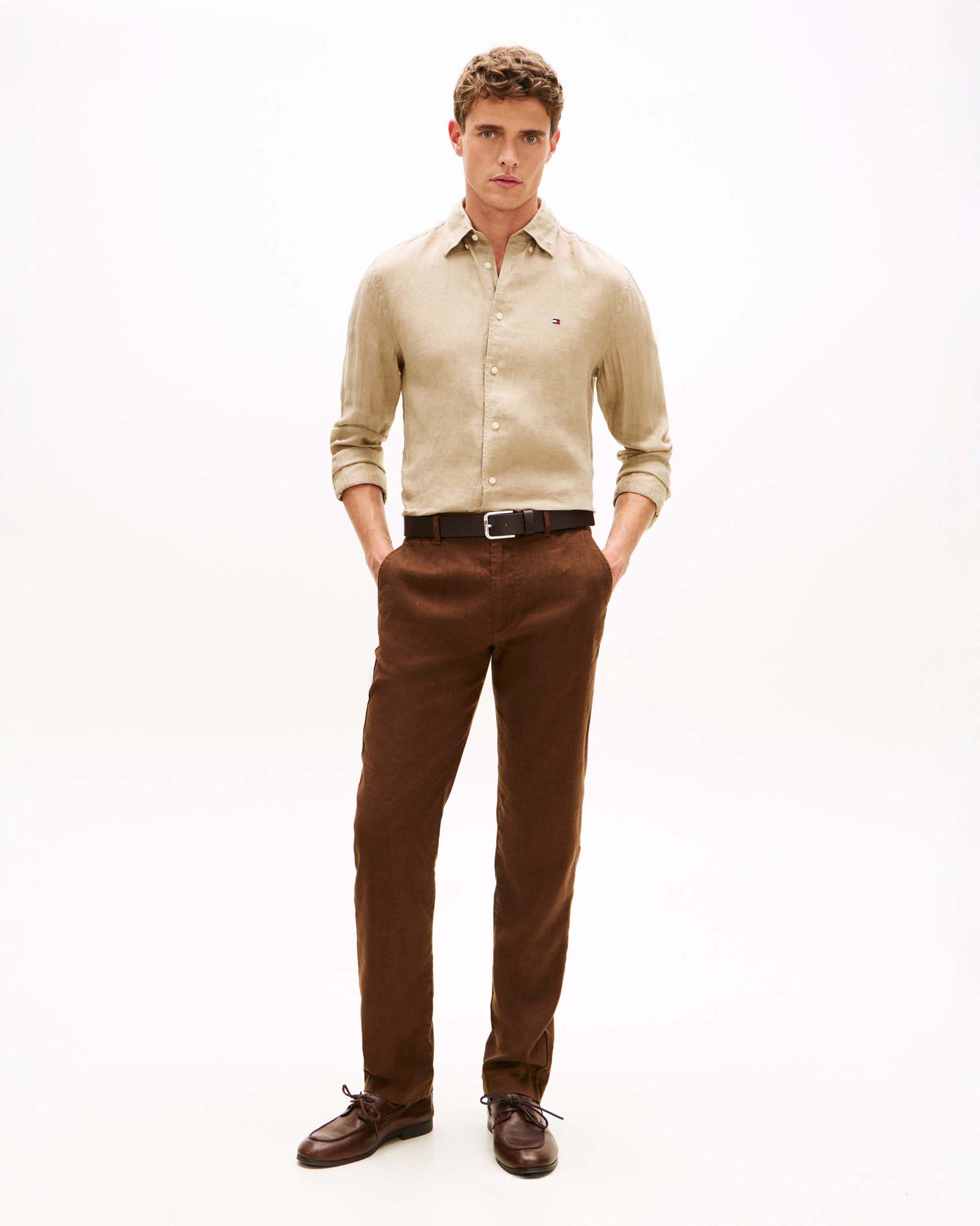 Camicia manica lunga beige in lino con logo ricamato e colletto button-down