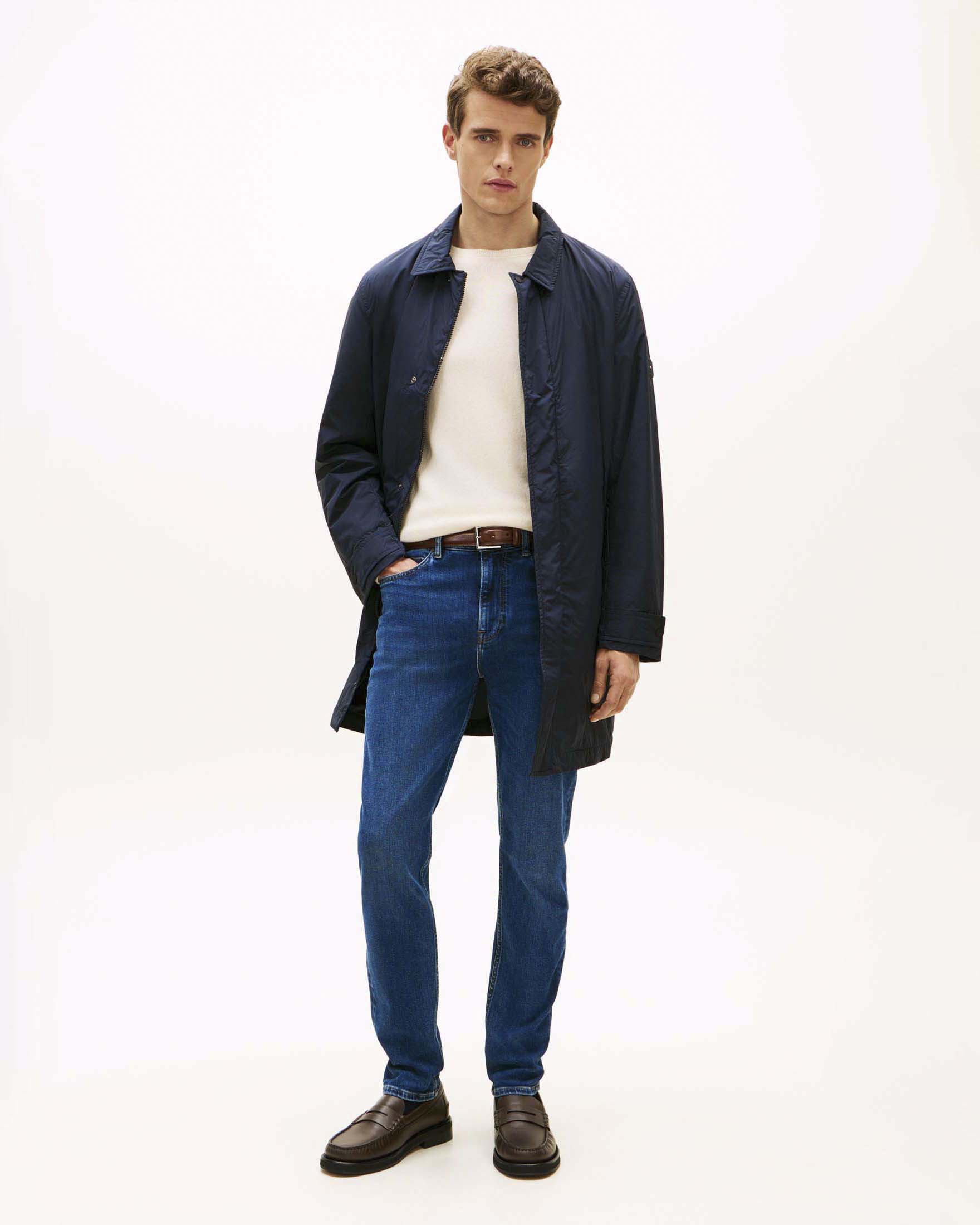 Impermeabile Tommy Hilfiger blu navy in tessuto tecnico con logo patch gommato