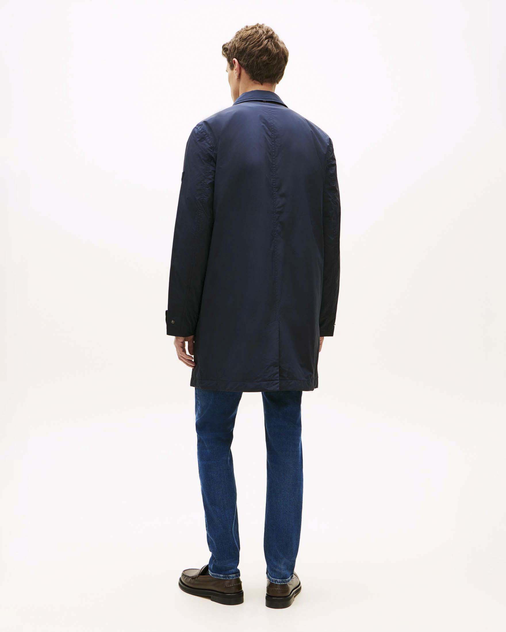 Impermeabile Tommy Hilfiger blu navy in tessuto tecnico con logo patch gommato image