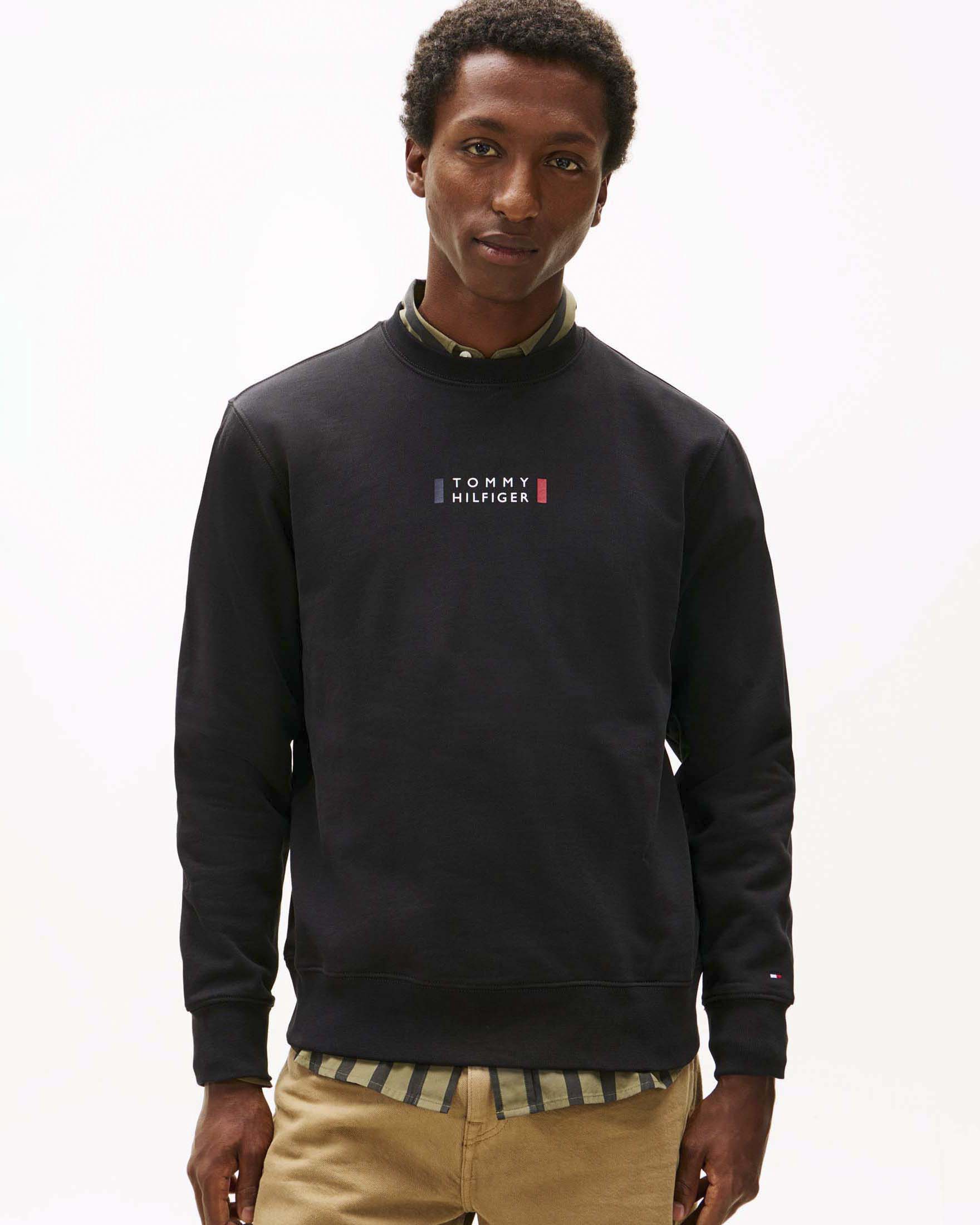 Felpa girocollo Tommy Hilfiger nera in cotone rigenerato con logo stampato image