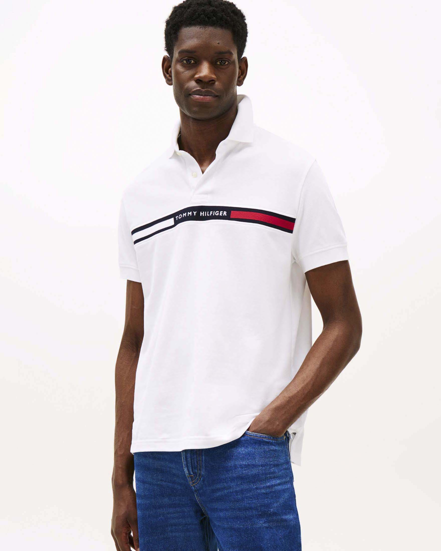Polo Tommy Hilfiger bianca in misto cotone piqué con fascia logo ricamata sul petto image