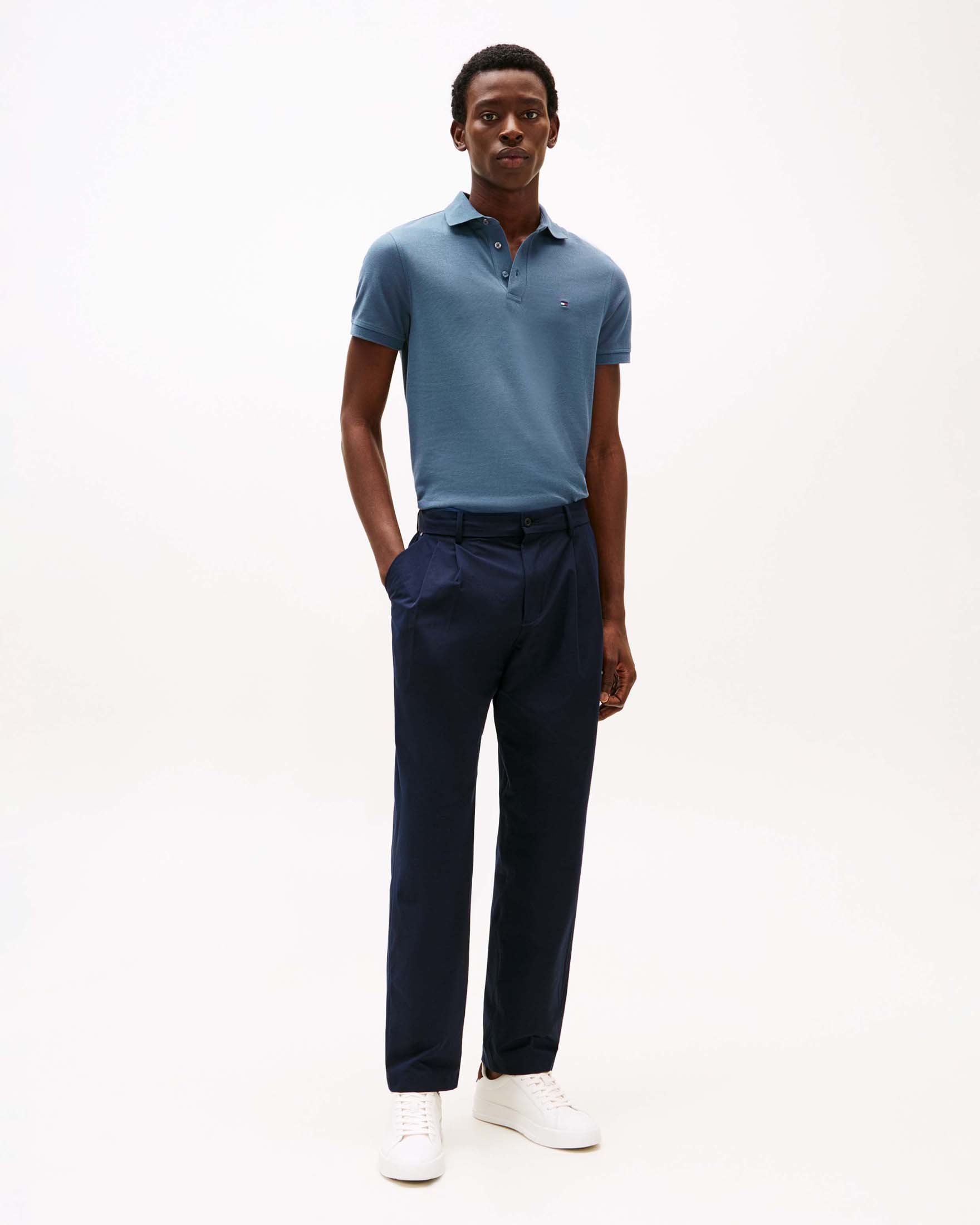 Polo blu indaco in piqué di cotone stretch con logo ricamato sul petto