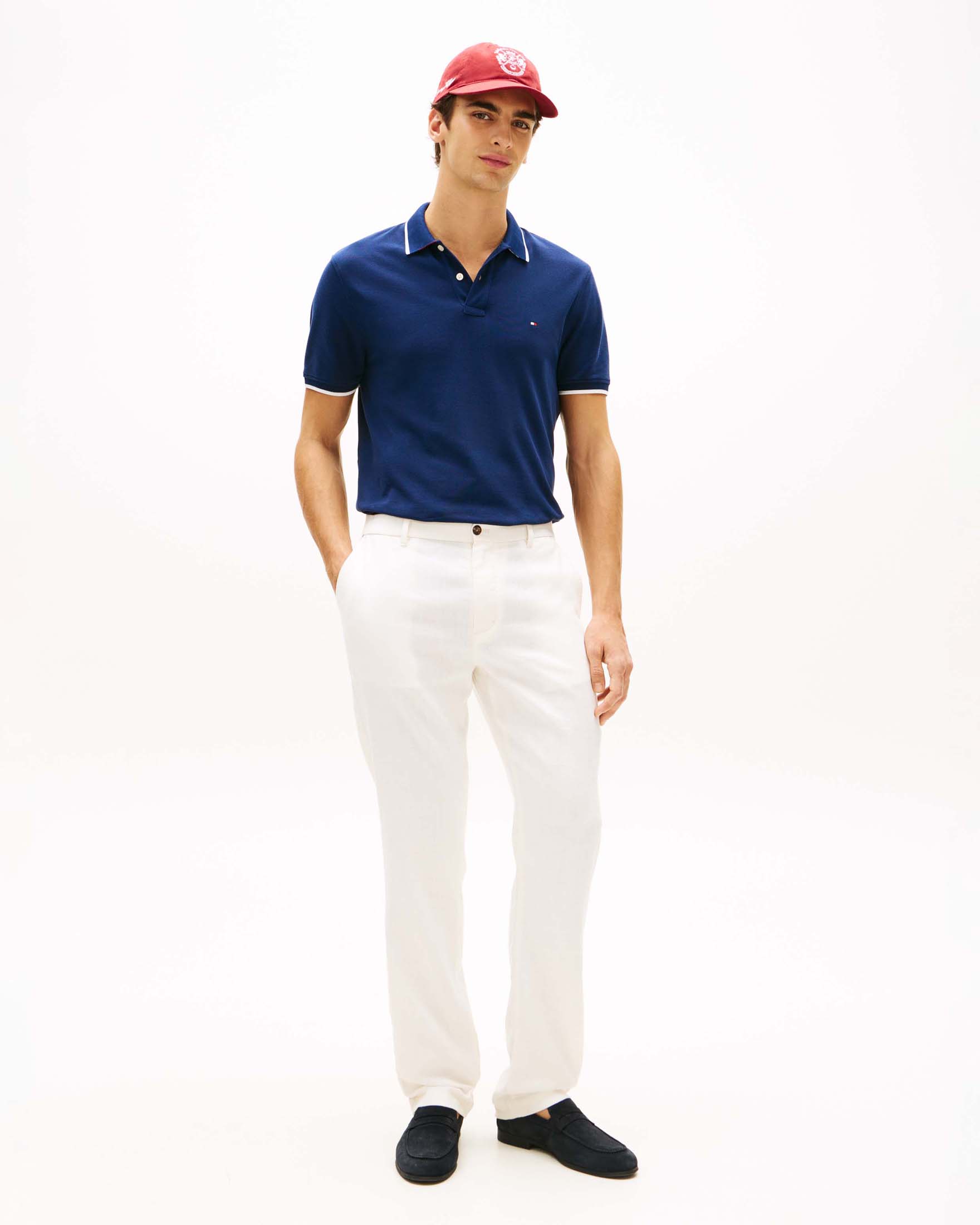 Polo blu in piqué di cotone con profili a contrasto ed emblema ricamato