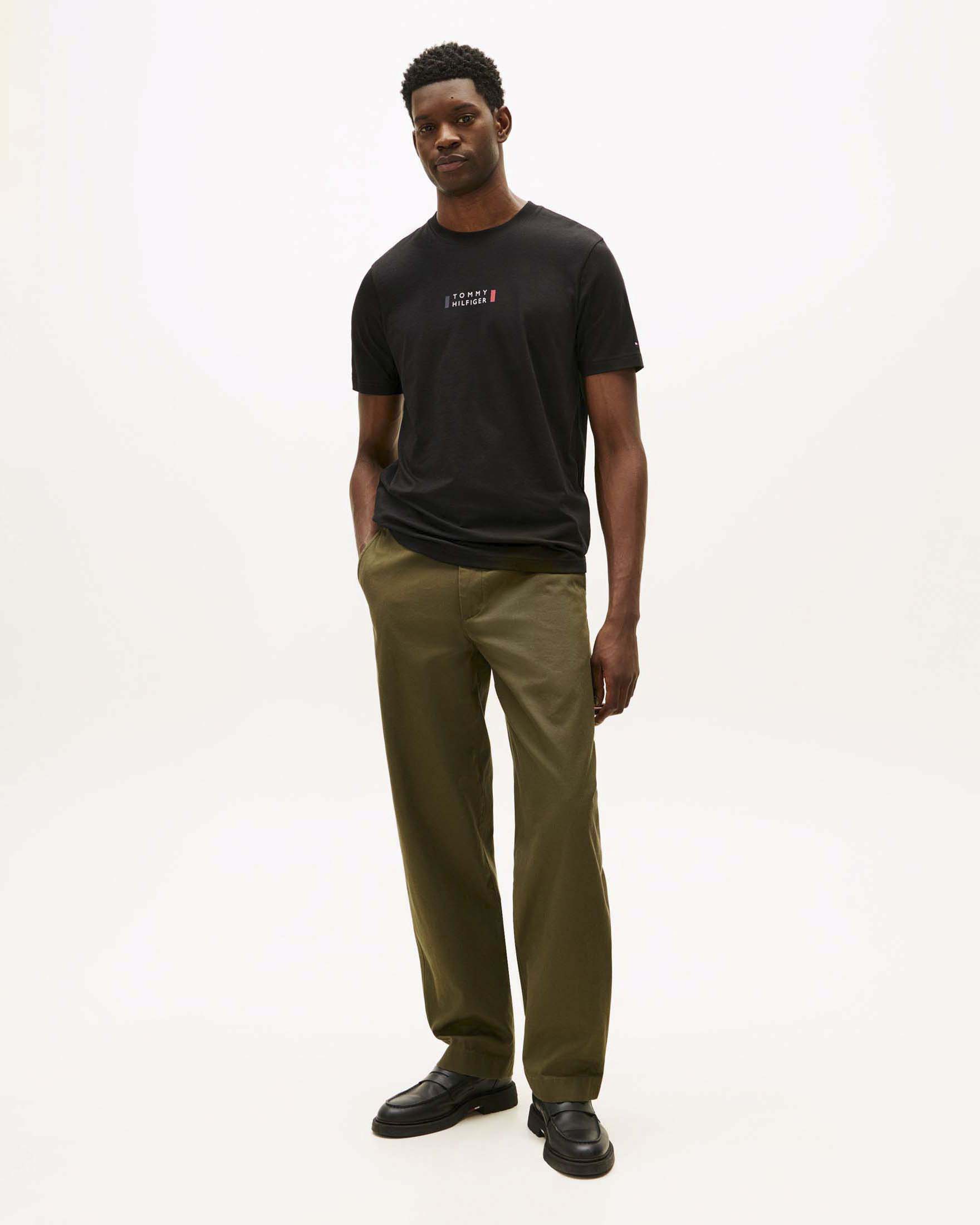 T-shirt girocollo nero in cotone con logo ricamato centrale