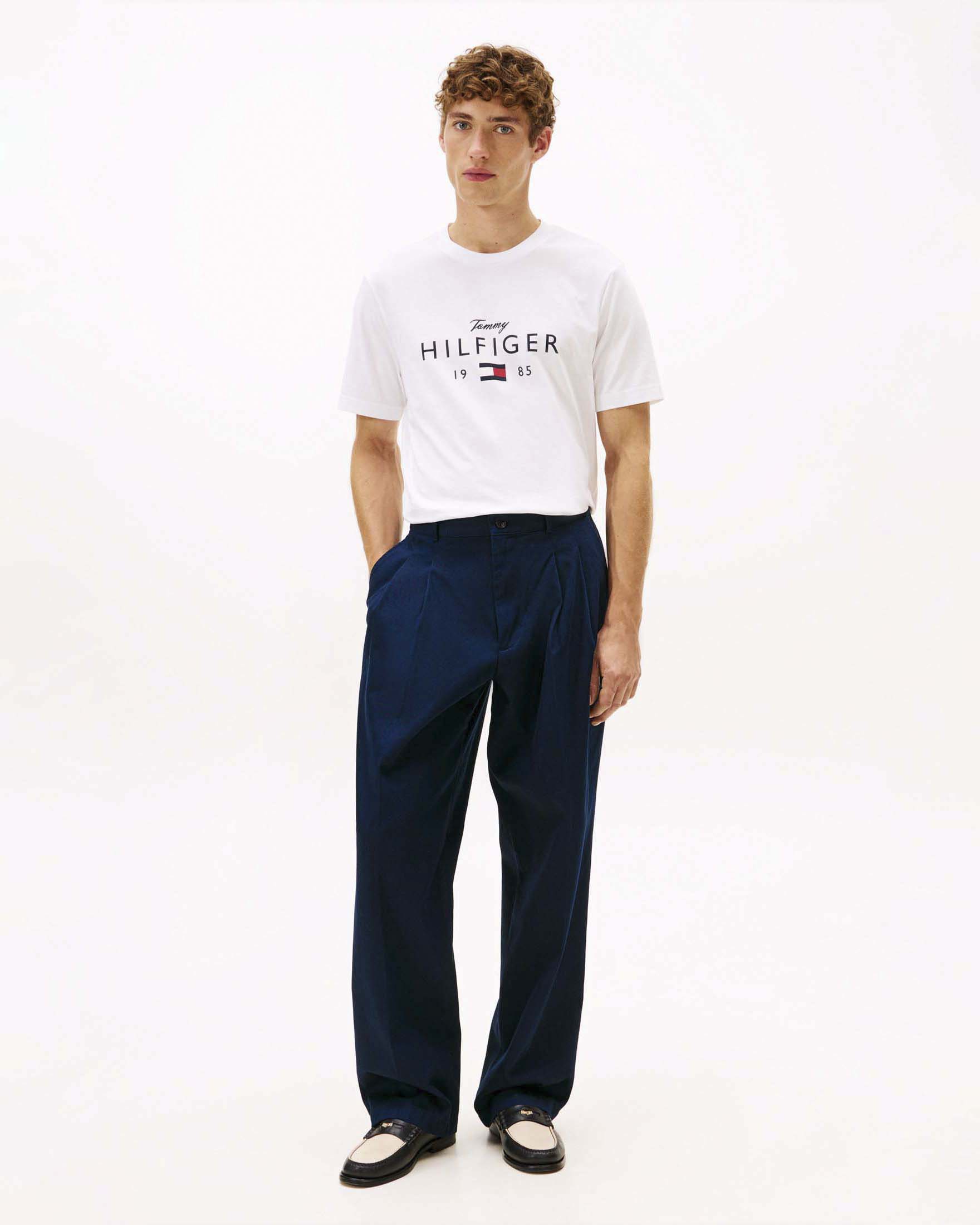 T-shirt bianca in cotone con stampa logo e bandiera sul petto