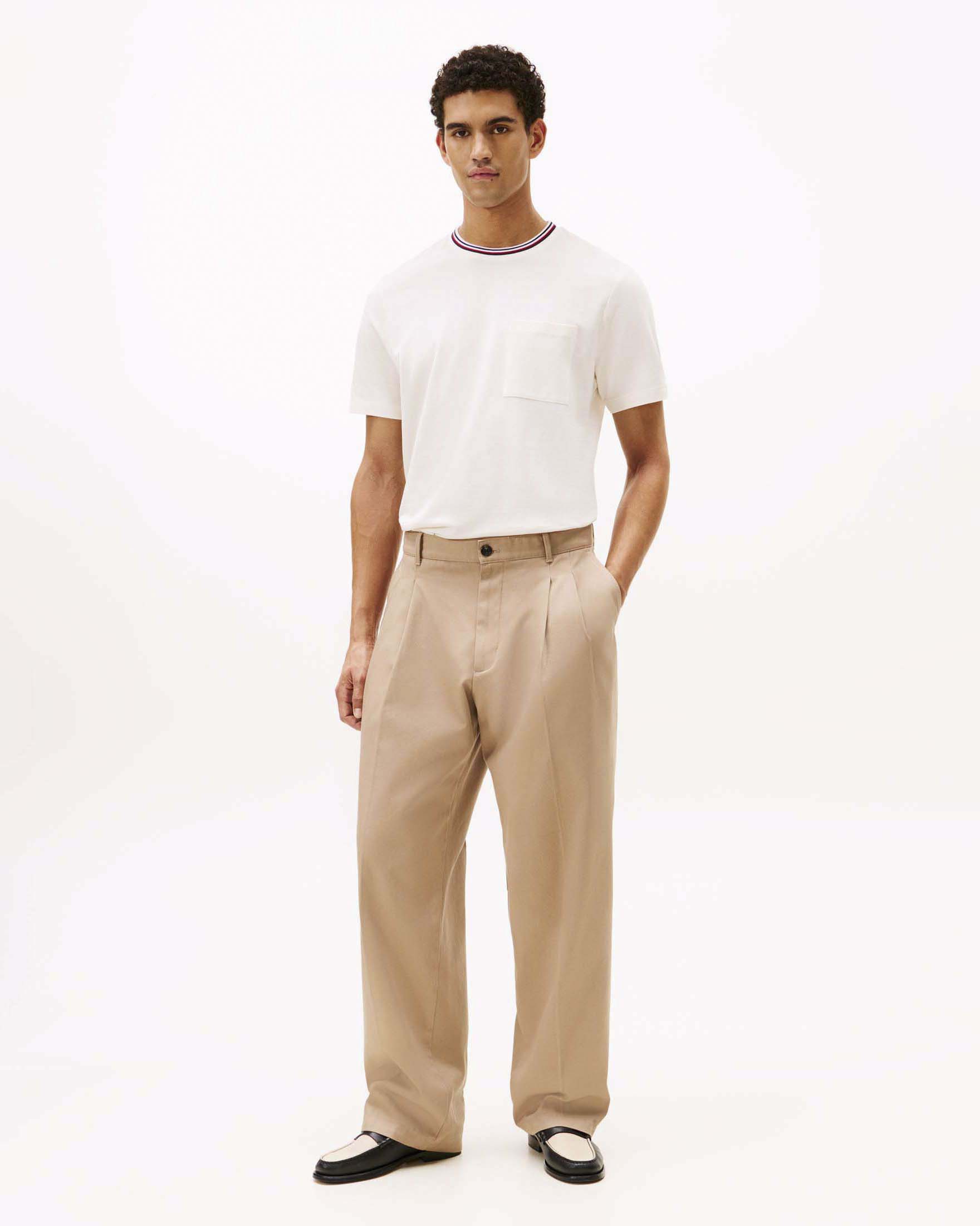 T-shirt bianca in cotone con taschino e bordino in contrasto