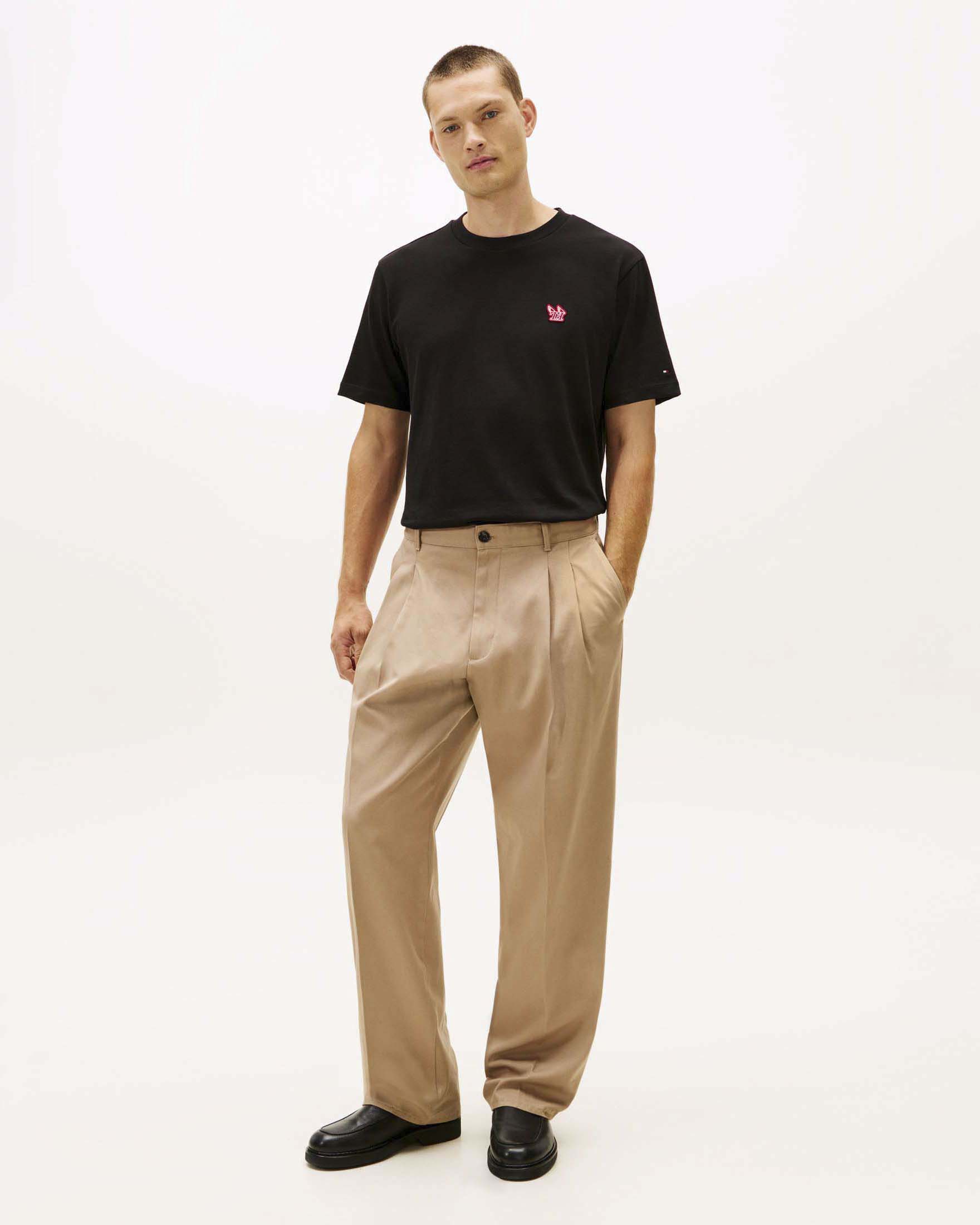 T-shirt girocollo nera in cotone con ricamo logo sul petto