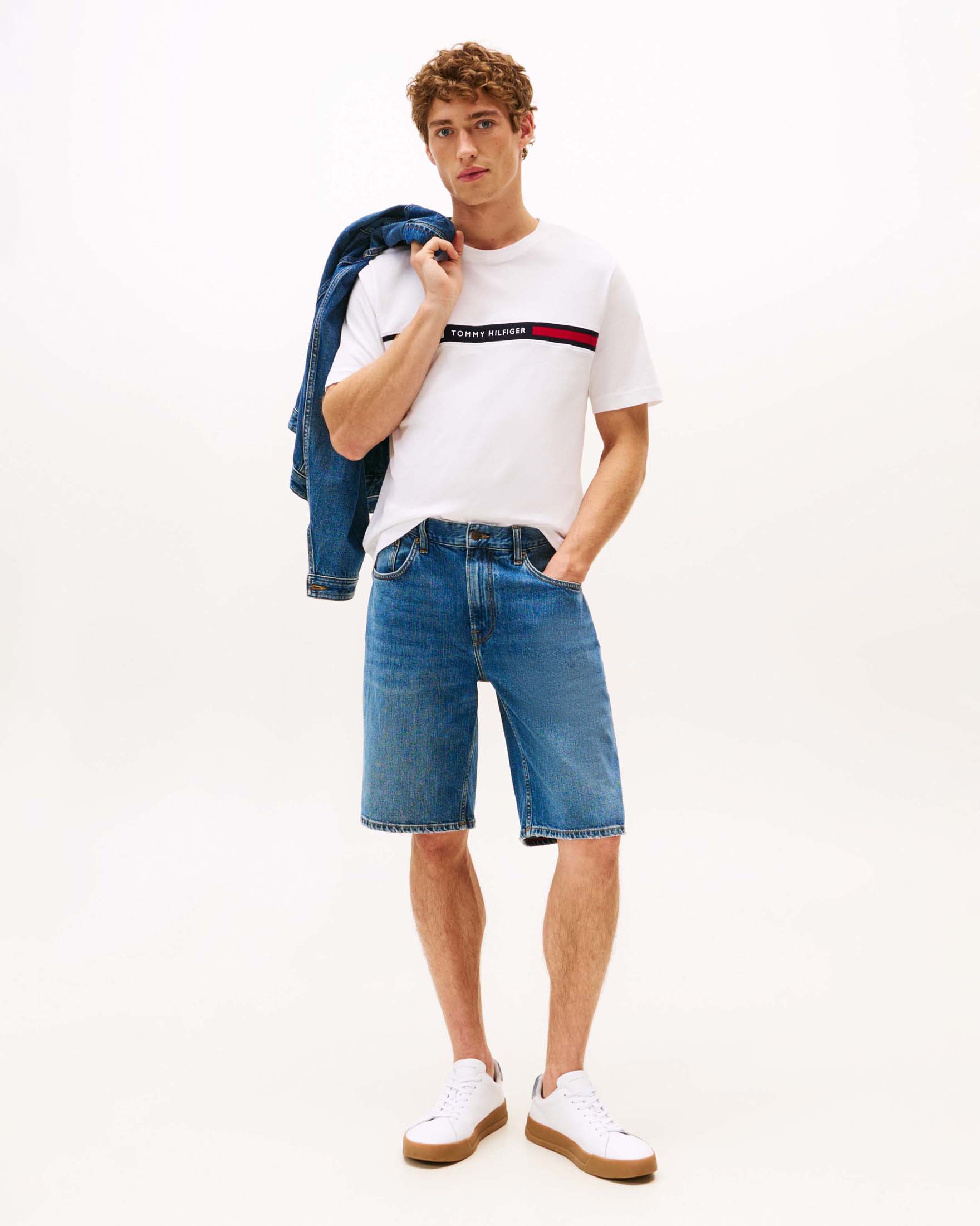 T-shirt Tommy Hilfiger bianca in cotone con banda logo ricamata sul petto