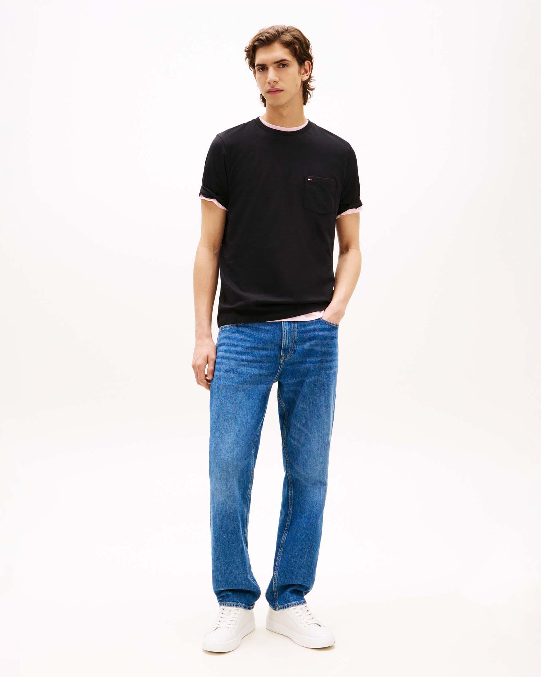 T-shirt girocollo nera in cotone con taschino e logo ricamato