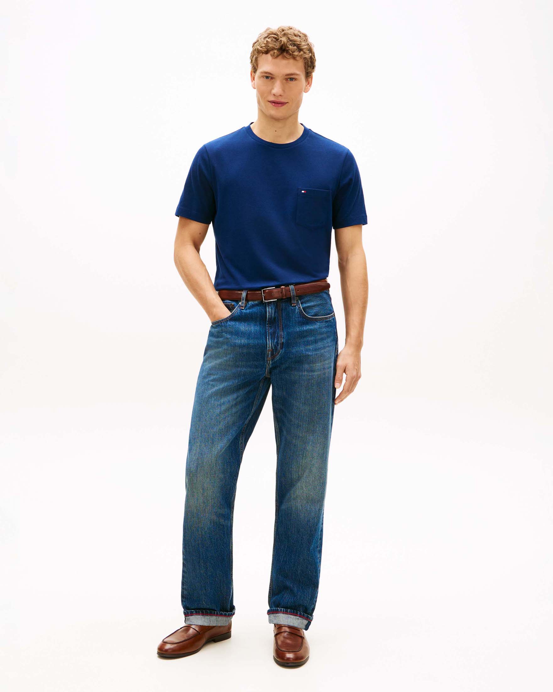 Tommy Hilfiger — T-shirt girocollo Tommy Hilfiger blu in cotone con taschino e logo ricamato