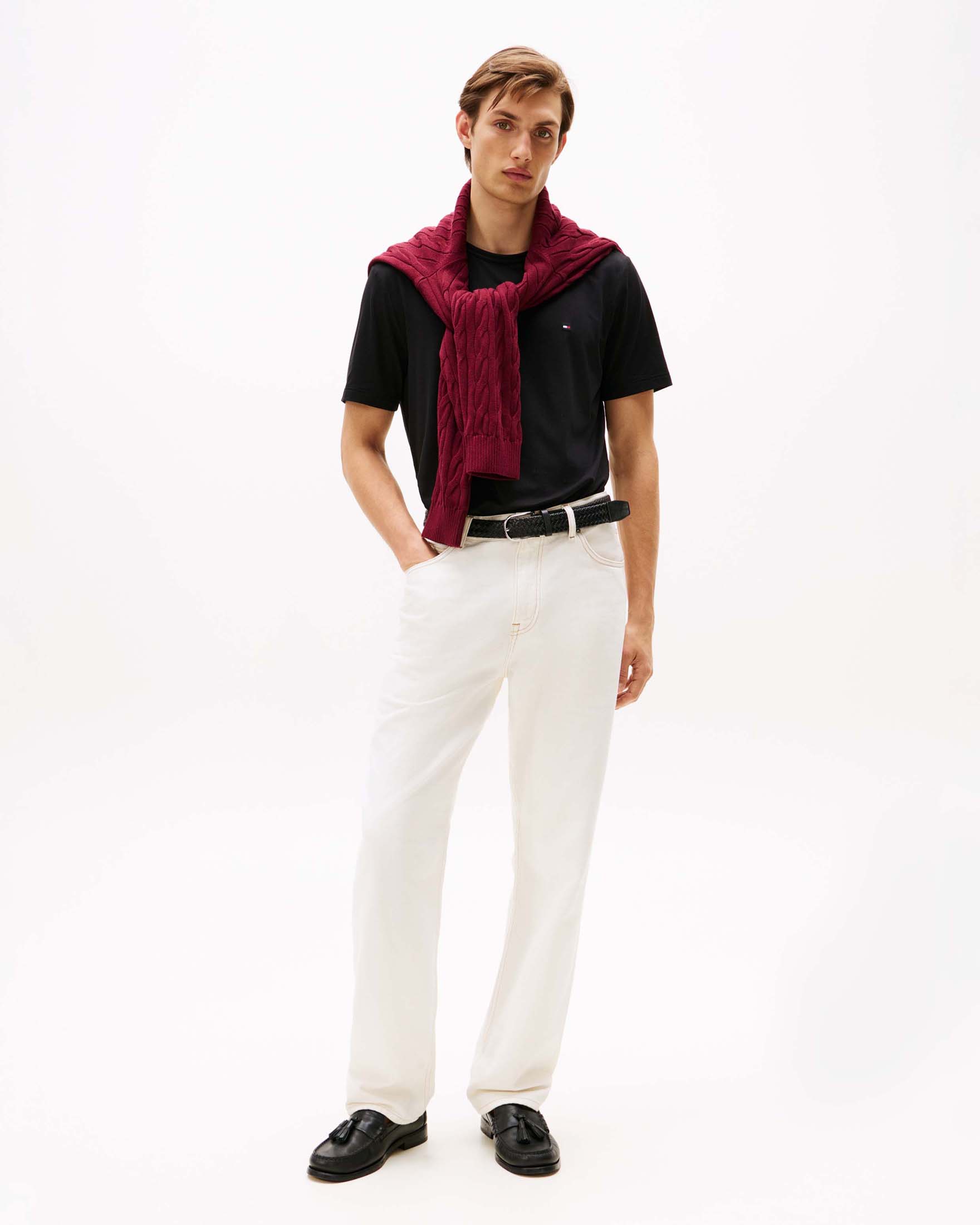 Tommy Hilfiger — T-shirt nera in tessuto tecnico elasticizzato con logo ricamato sul petto