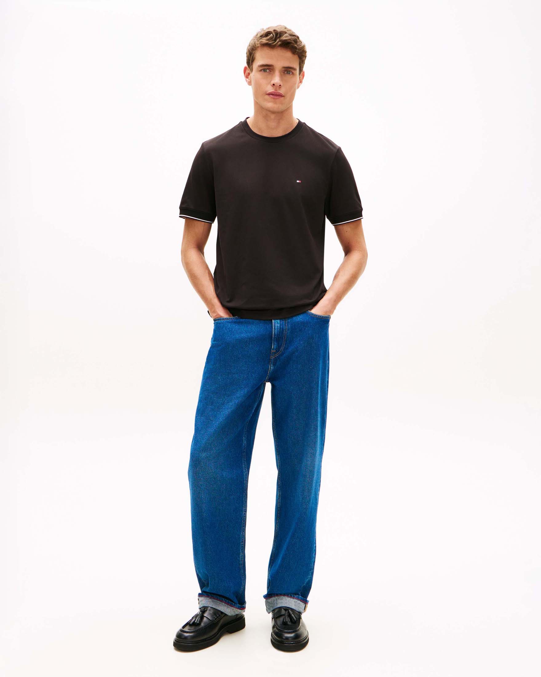 T-shirt Tommy Hilfiger nera in misto cotone con logo bandiera ricamato e profili bianchi