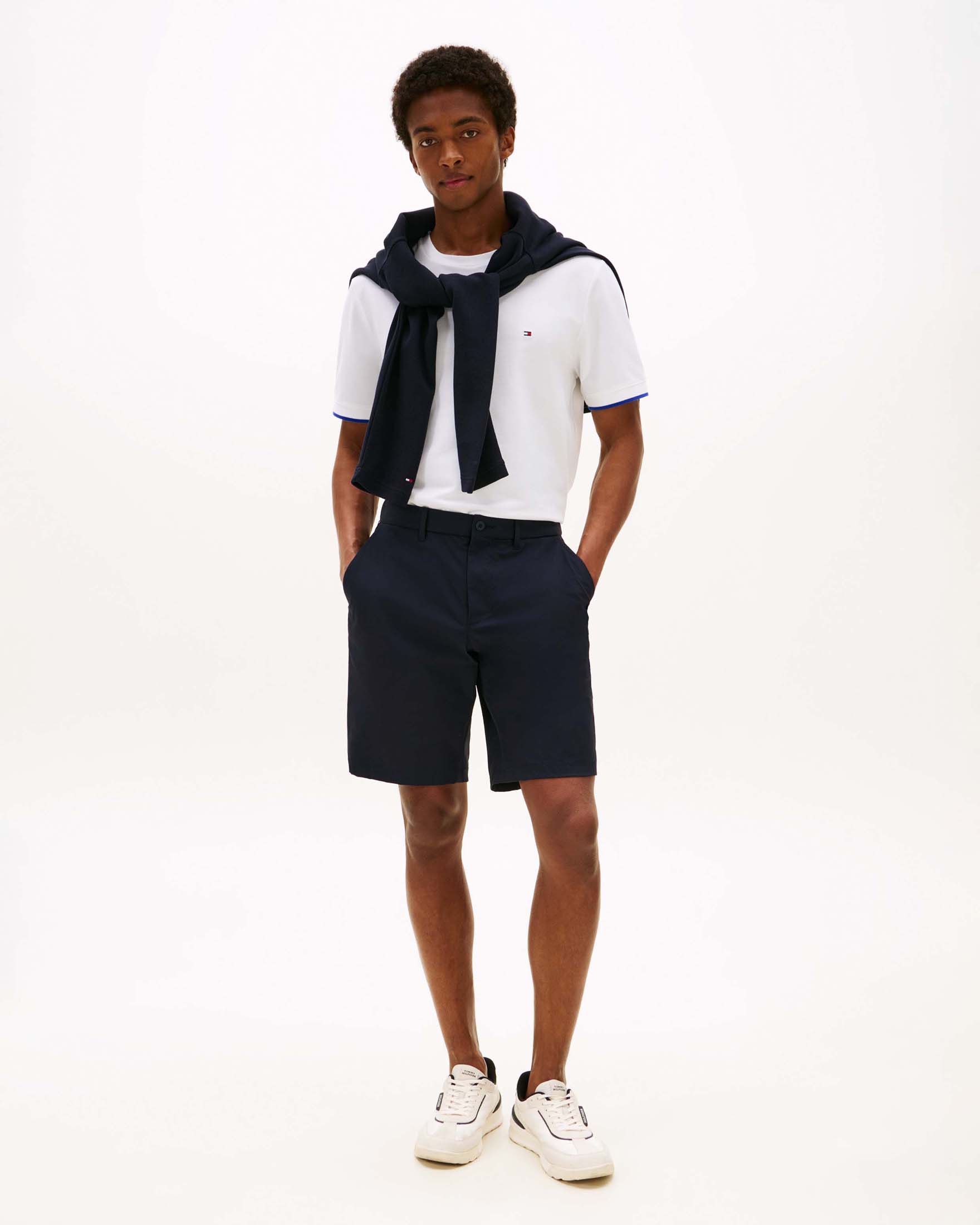 T-shirt bianca in misto cotone con logo ricamato e profili a contrasto