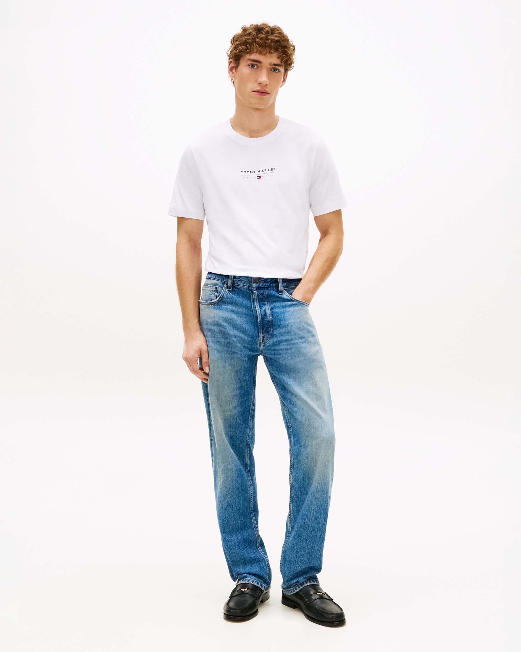 T-shirt girocollo bianca in cotone con logo e bandierina ricamata