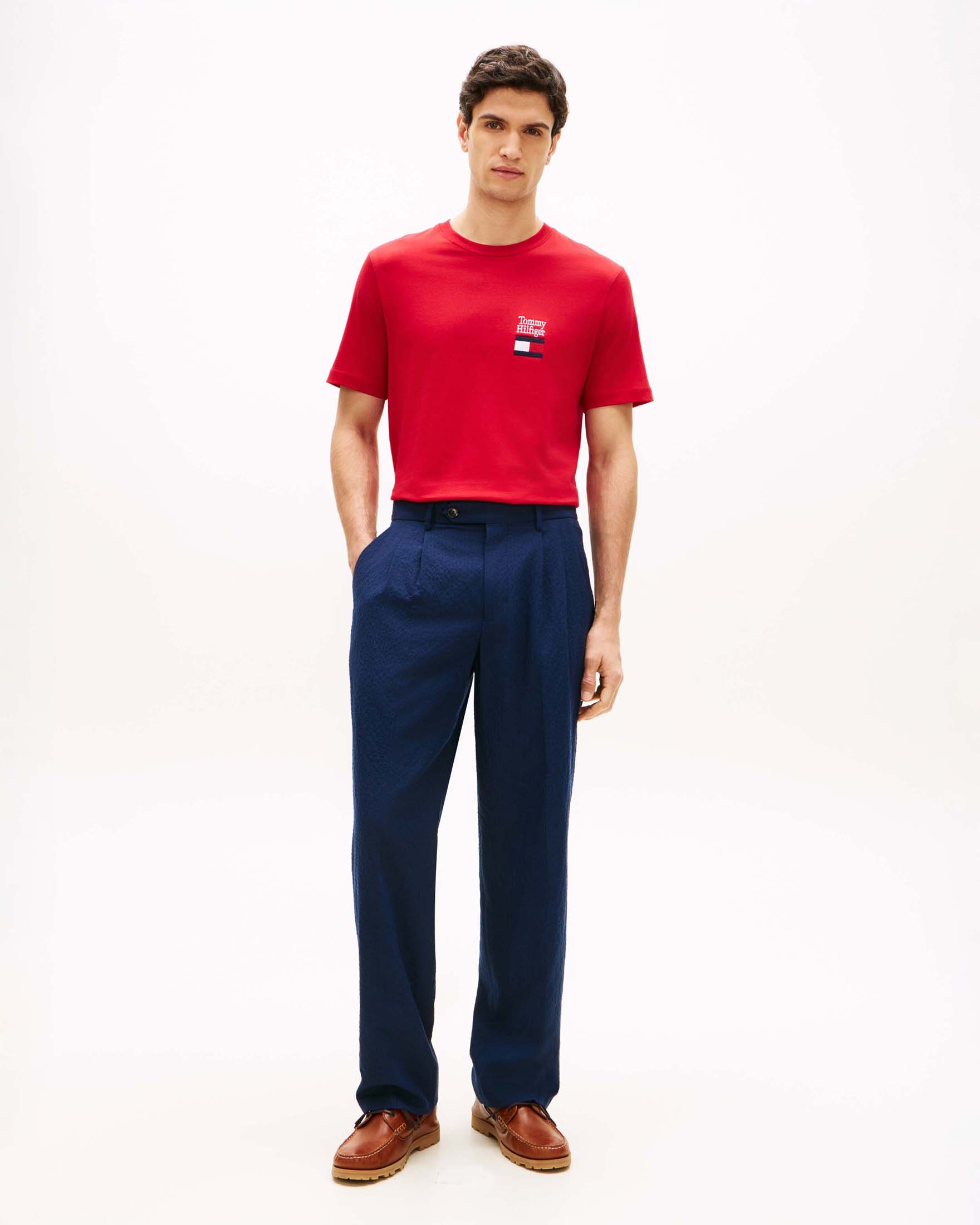 T-shirt girocollo rossa in cotone con logo ricamato sul petto