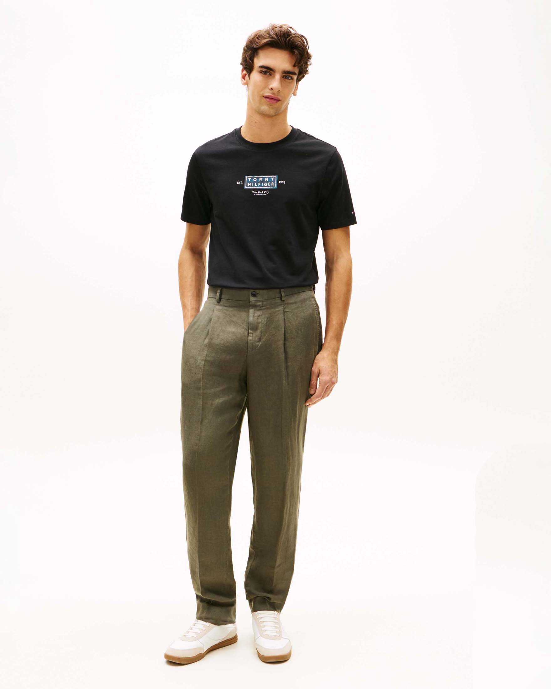 T-shirt girocollo nera in cotone con logo sul petto