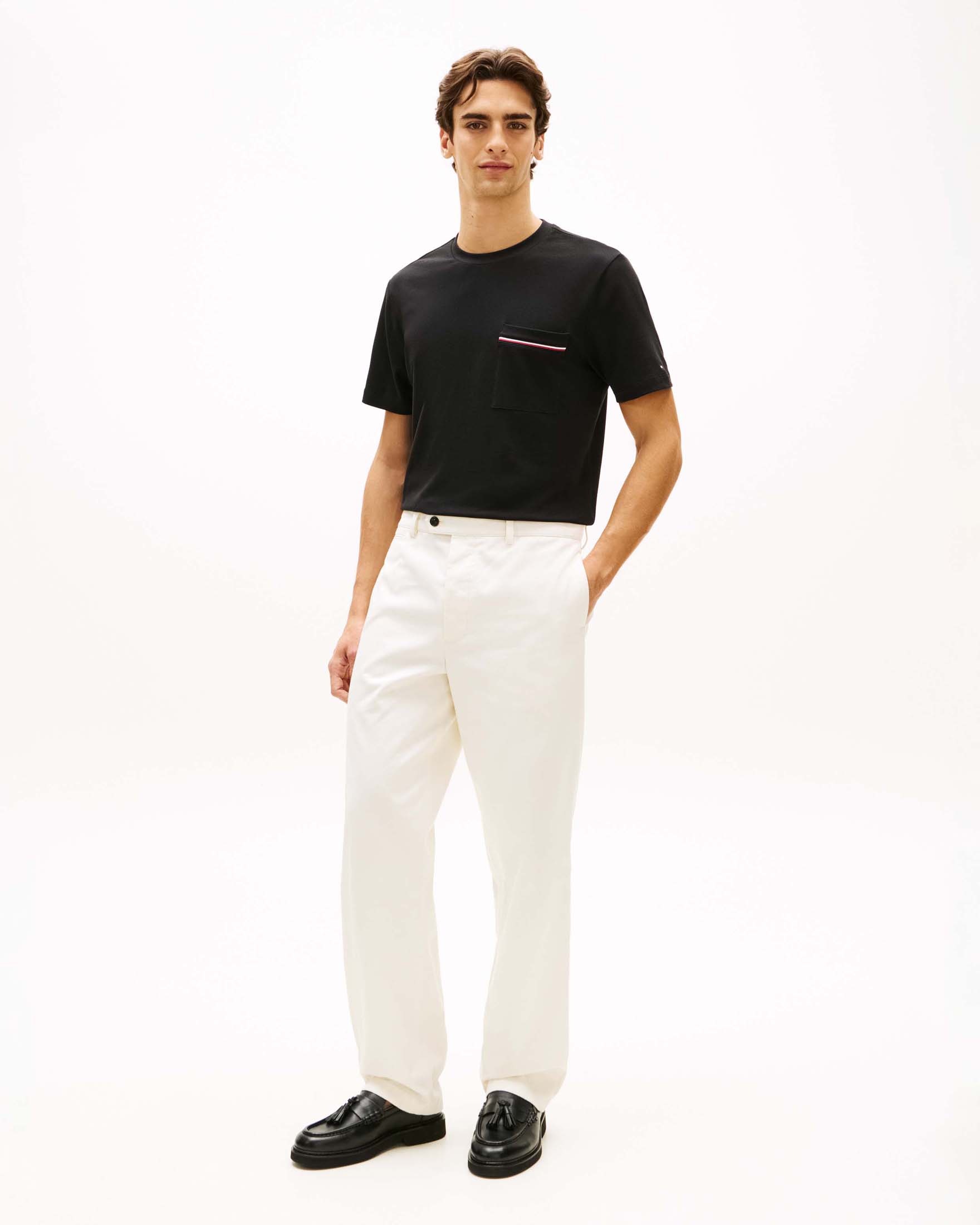 T-shirt girocollo nera in cotone piqué con taschino e dettaglio a righe