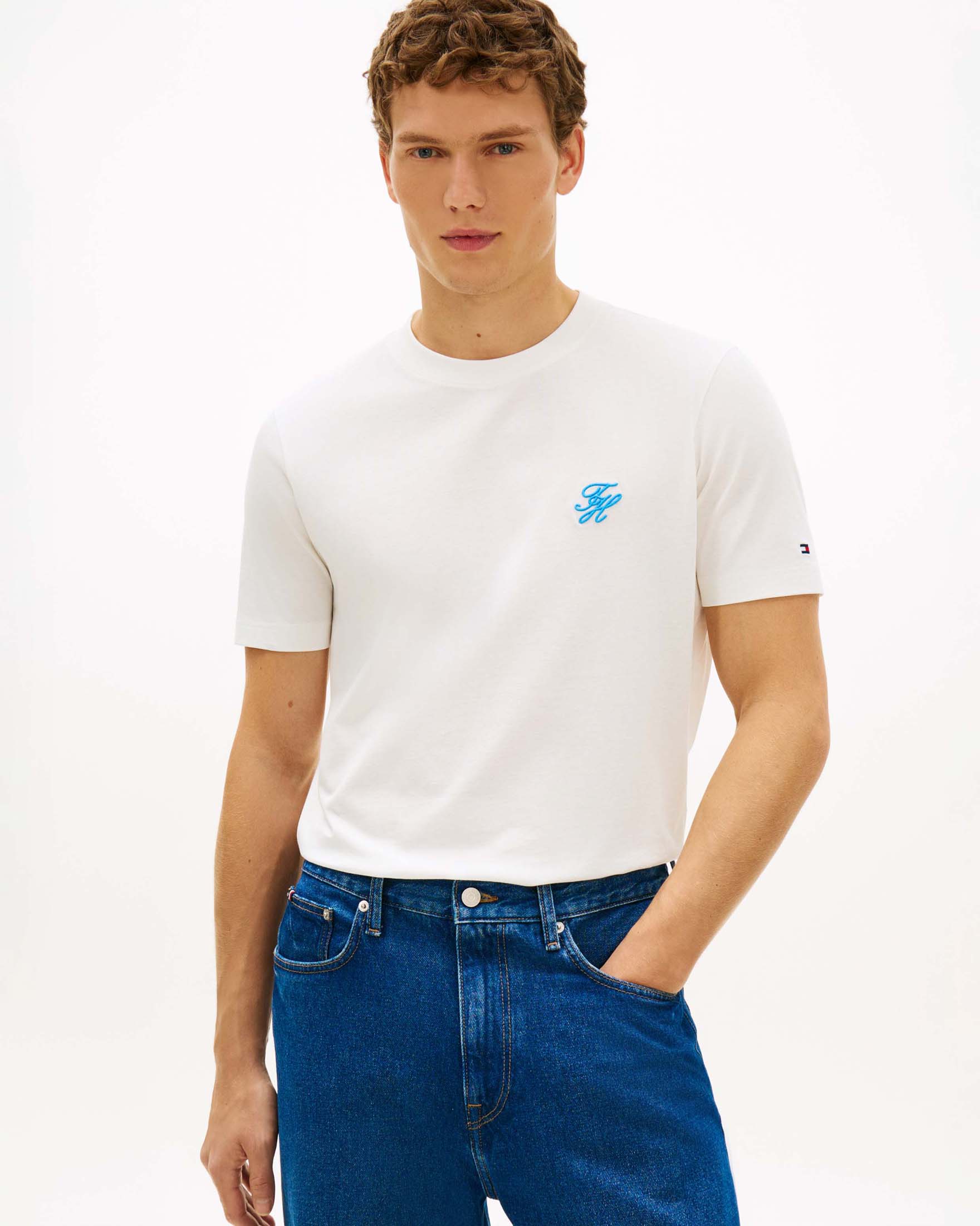 T-shirt Tommy Hilfiger bianca in cotone con logo monogramma ricamato sul petto image