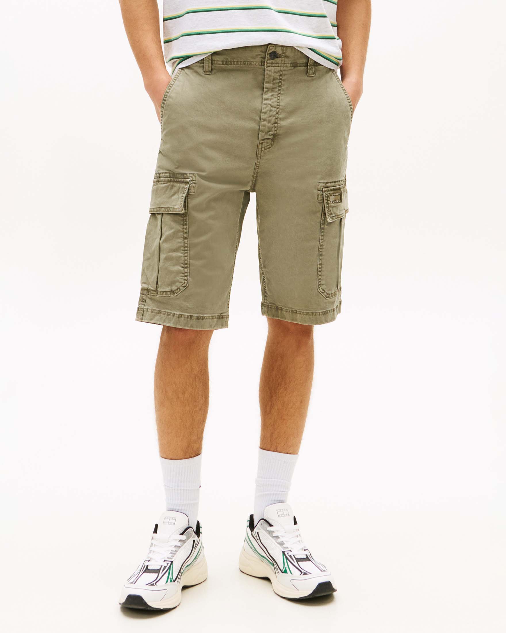 Bermuda cargo Tommy Jeans verde salvia in cotone stretch con flag in tono image