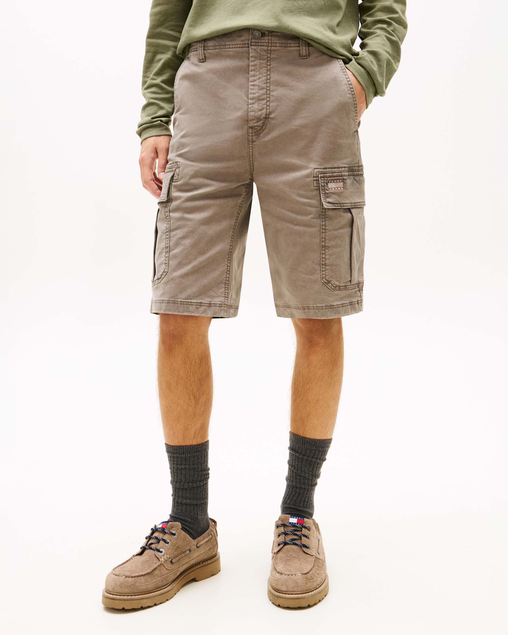 Bermuda cargo Tommy Jeans fango in cotone stretch con flag in tono image