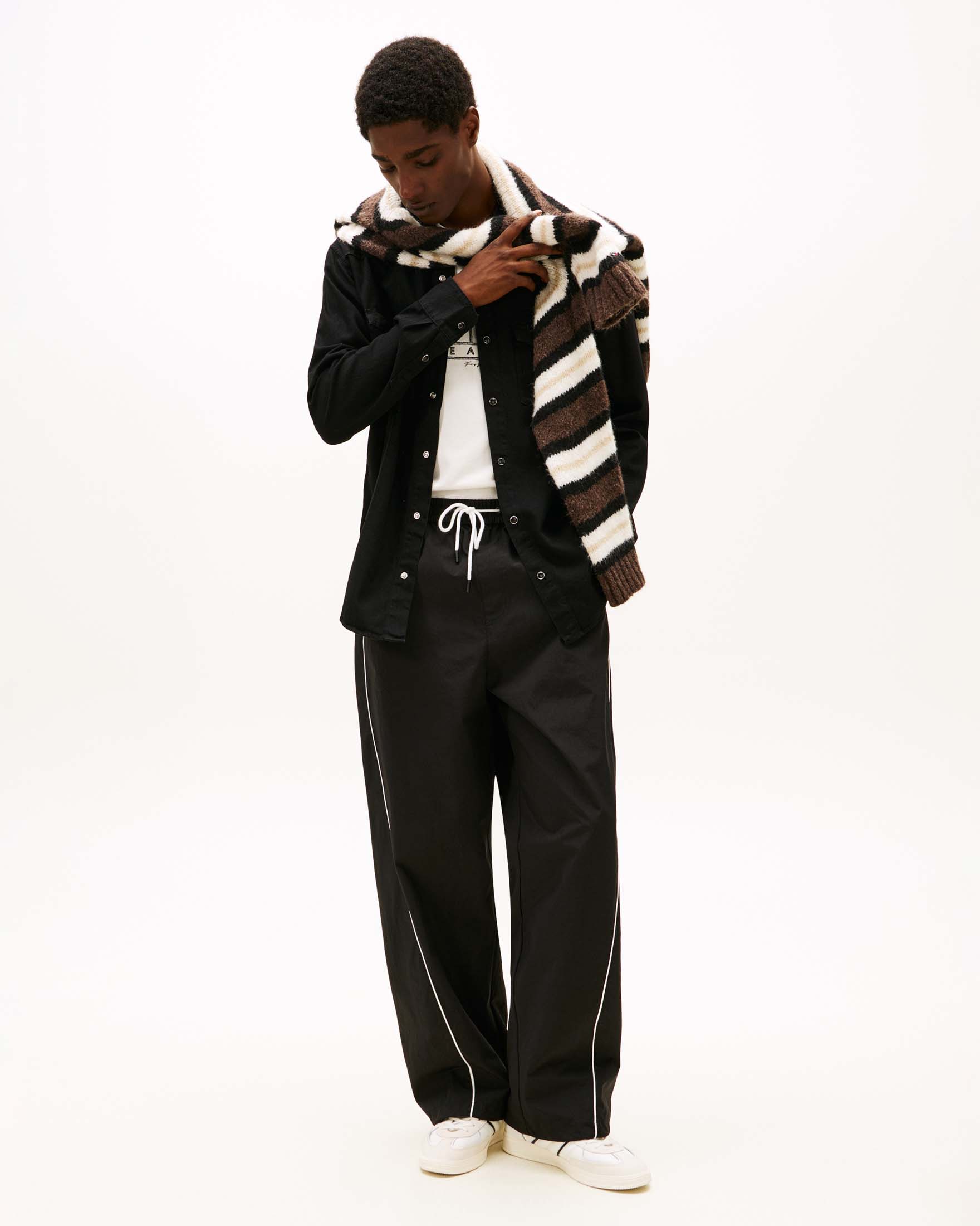 Camicia western Tommy Jeans nera in cotone con bottoni a pressione e logo su taschino