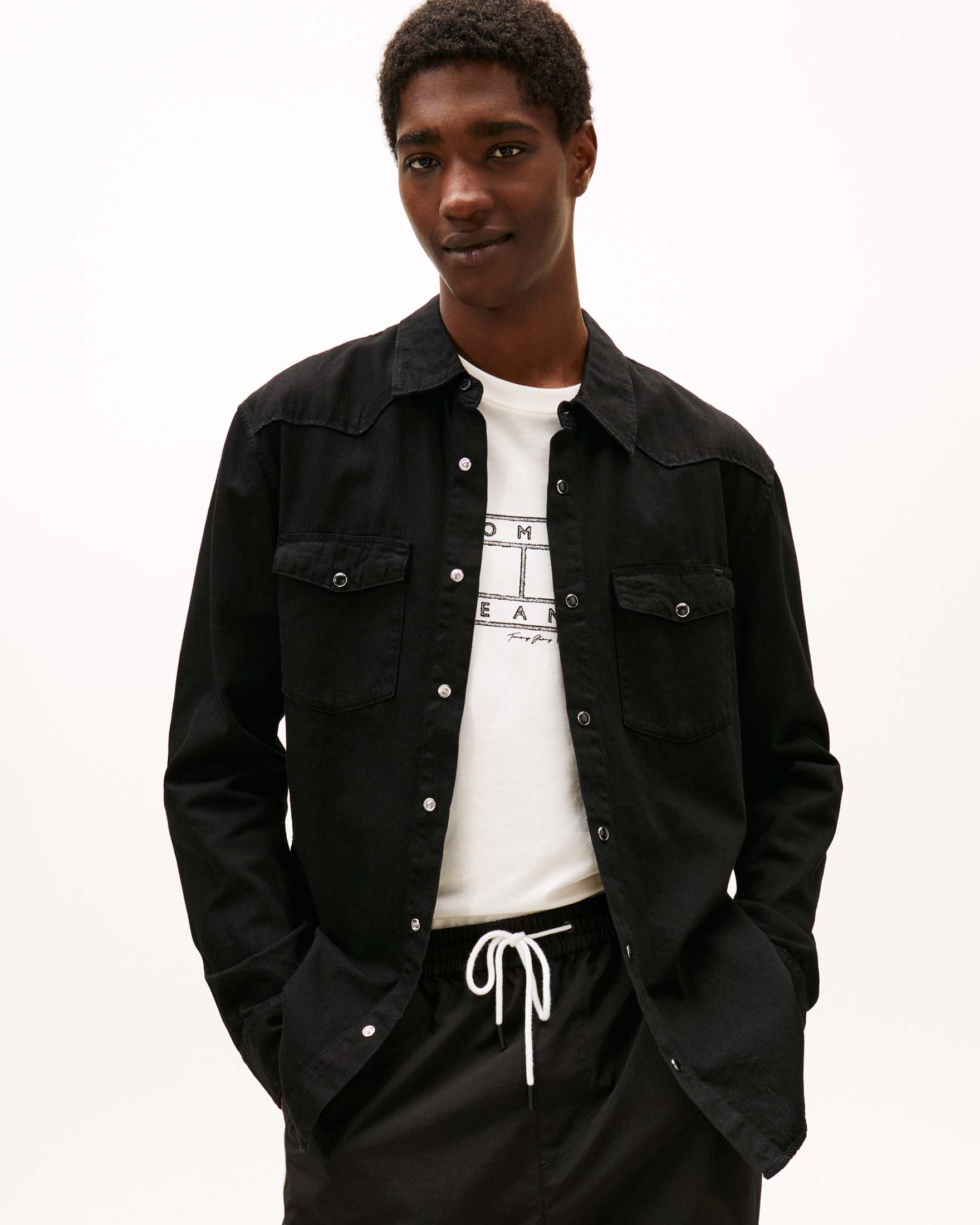 Camicia western Tommy Jeans nera in cotone con bottoni a pressione e logo su taschino image