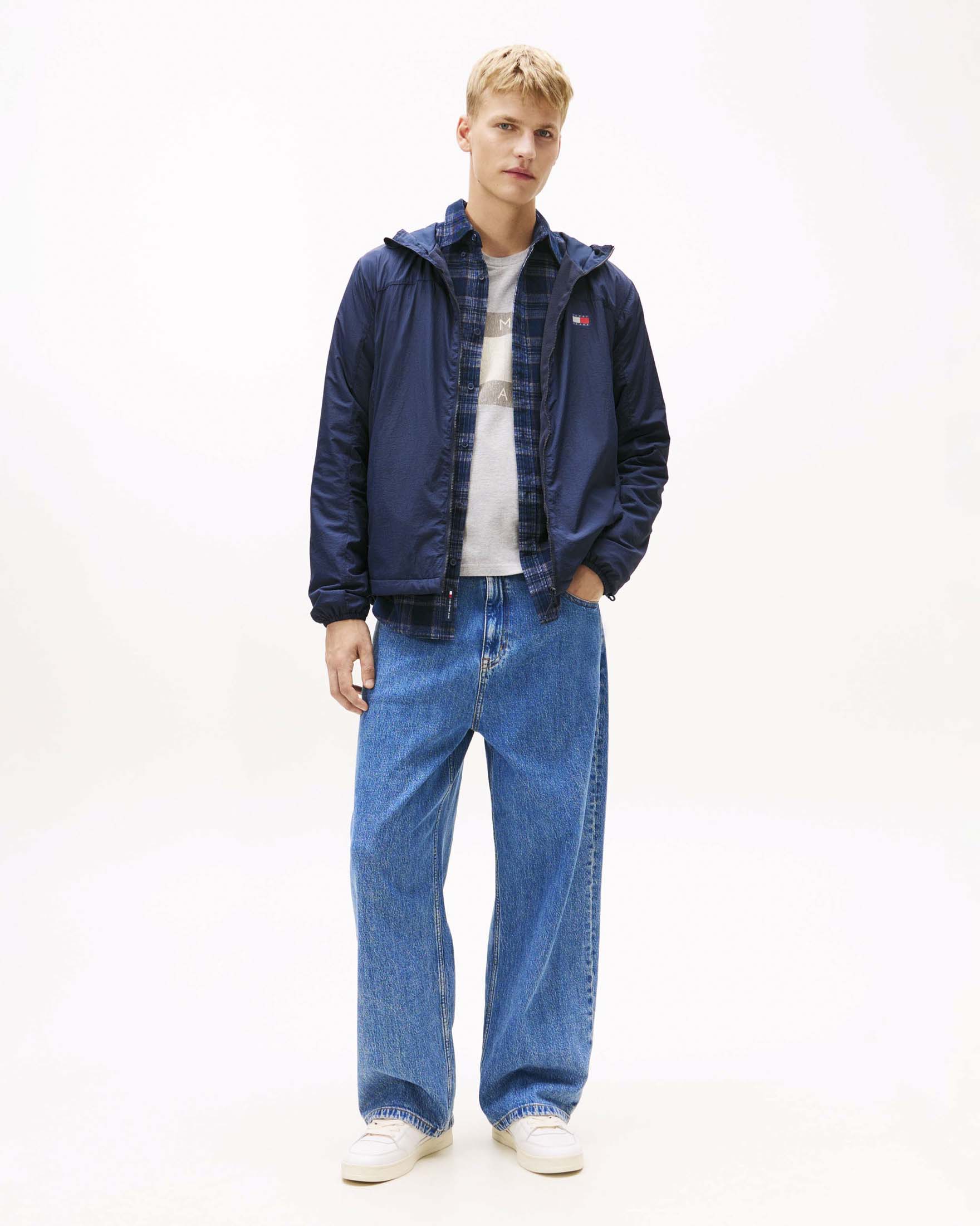 Giubbino antivento blu con cappuccio in nylon riciclato e logo flag