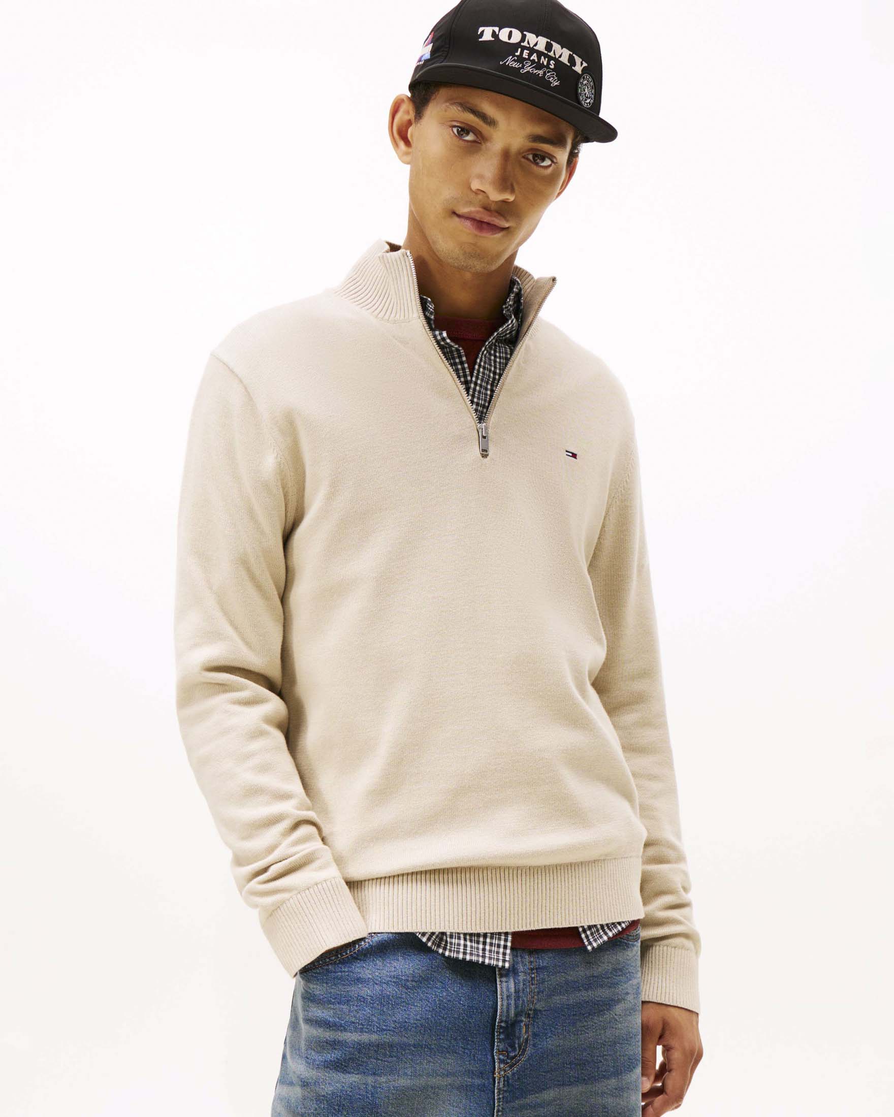 Maglione Tommy Jeans beige in cotone con mezza zip e logo ricamato sul petto image