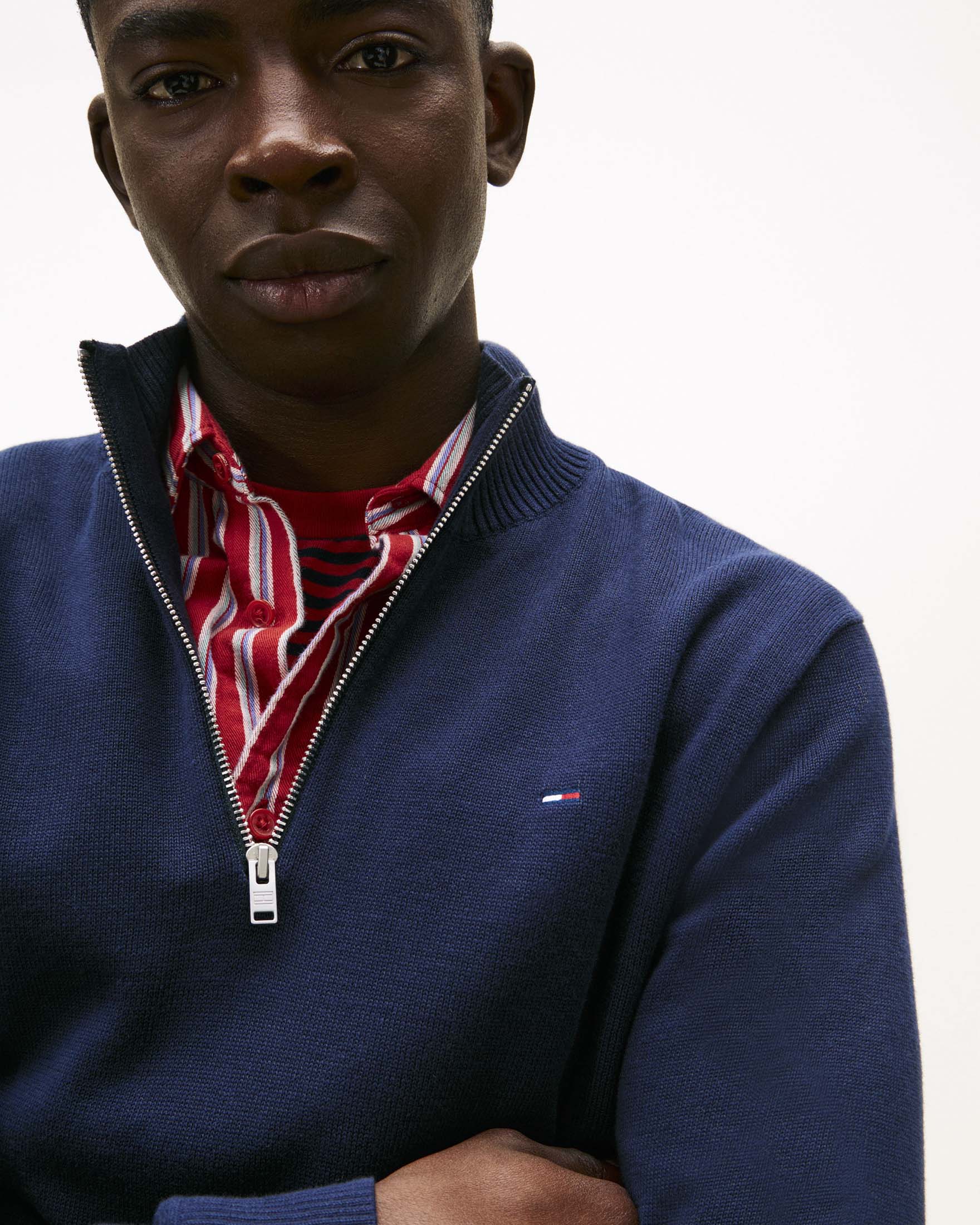 Maglione Tommy Jeans blu scuro in cotone con mezza zip e logo ricamato