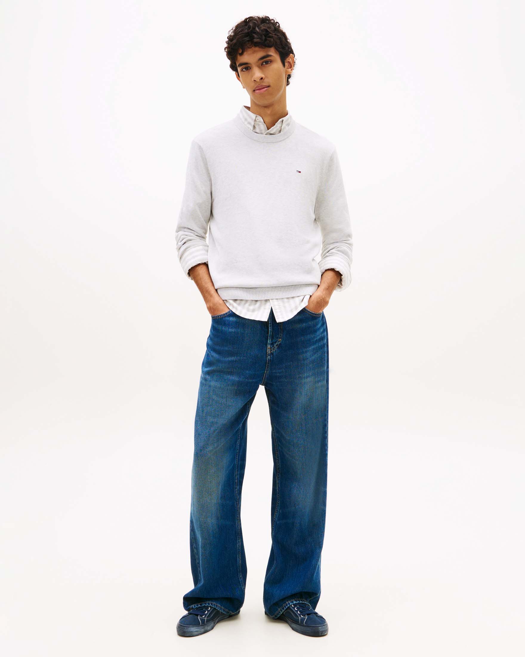 Tommy Jeans — Maglia girocollo Tommy Jeans grigia in cotone con logo ricamato sul petto
