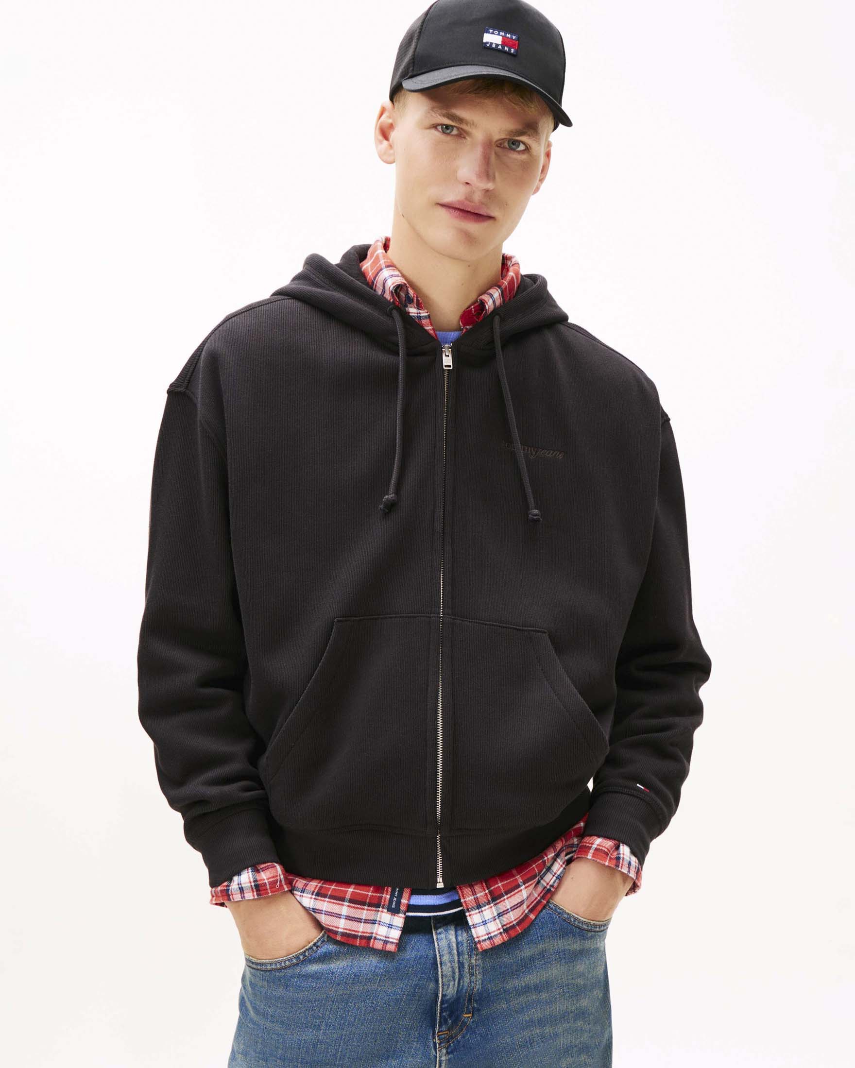 Felpa con cappuccio e zip Tommy Jeans nera in misto cotone con logo ricamato image