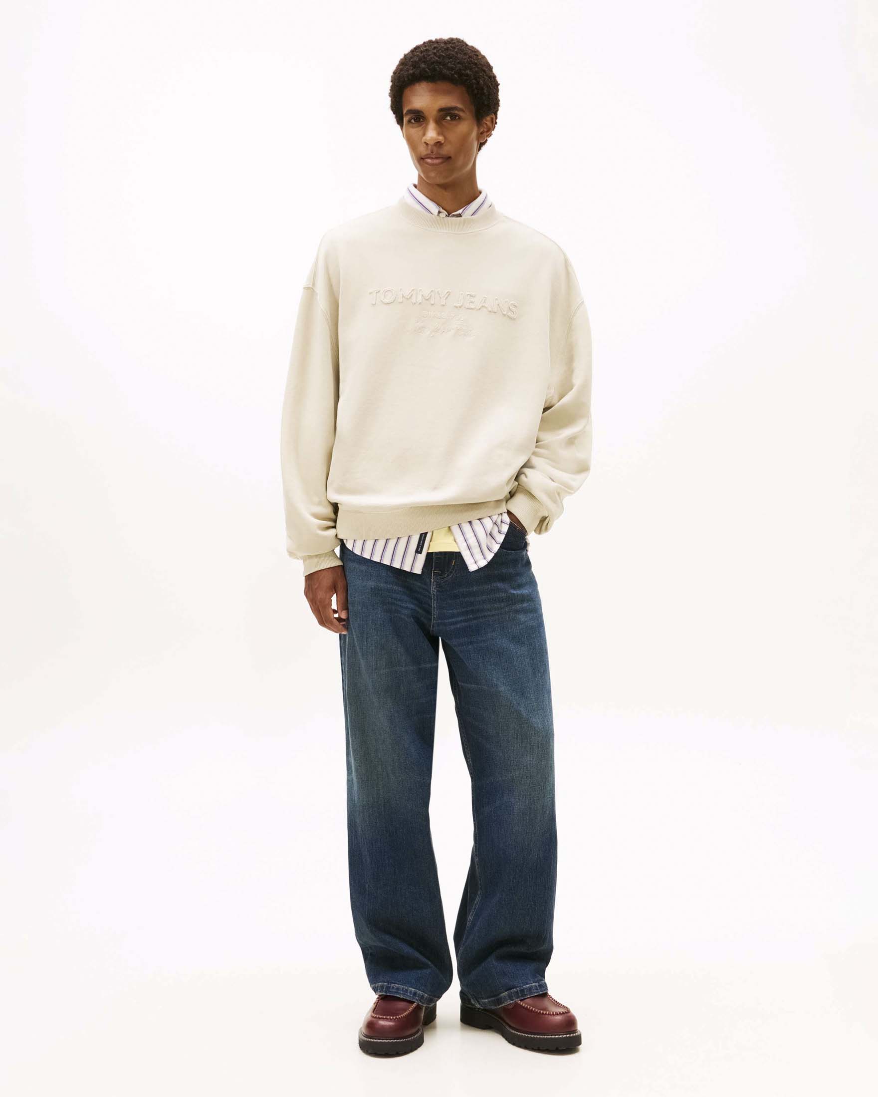 Felpa girocollo relaxed fit sabbia in cotone con logo ricamato in tono sul davanti
