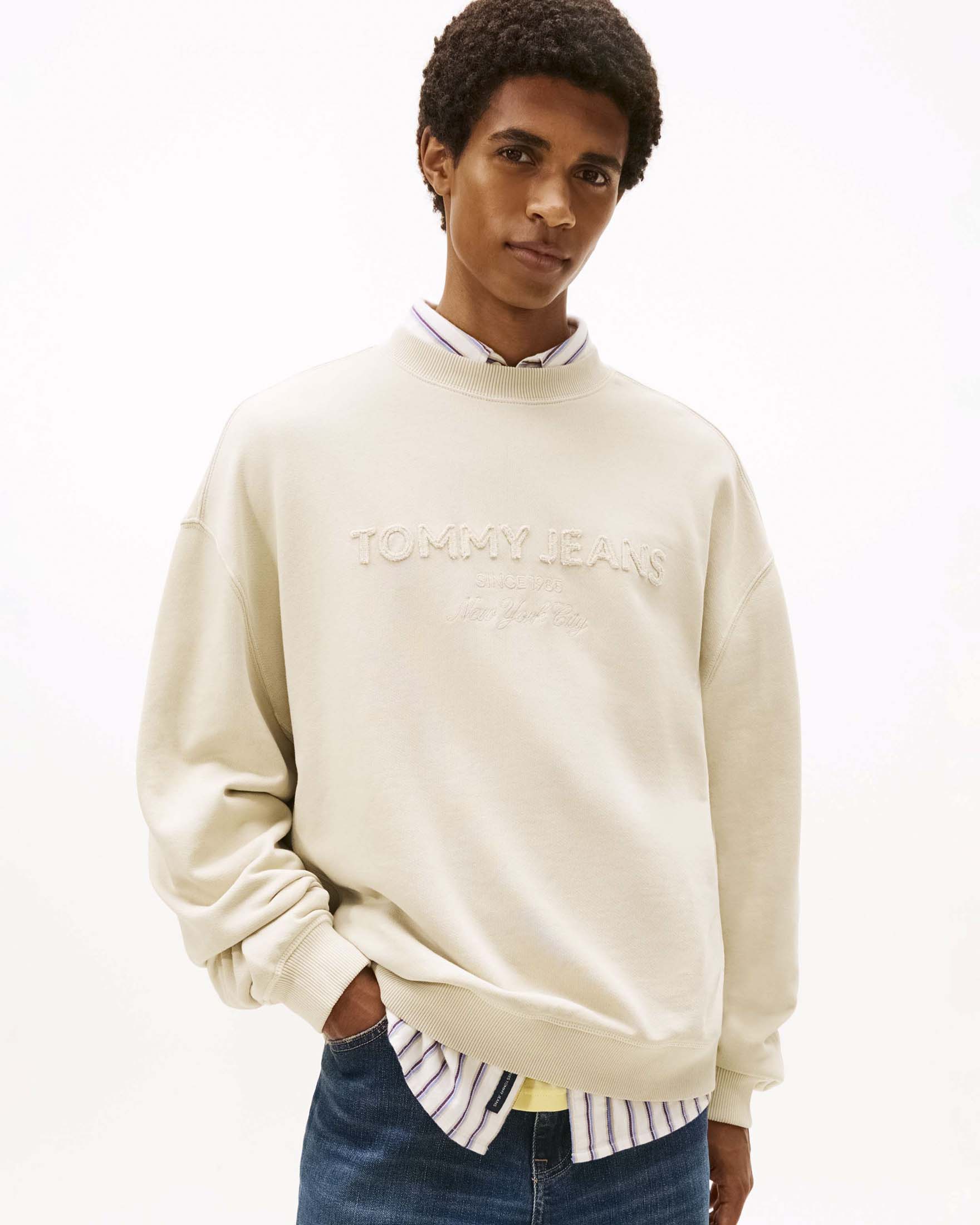 Felpa girocollo relaxed fit Tommy Jeans sabbia in cotone con logo ricamato in tono sul davanti image