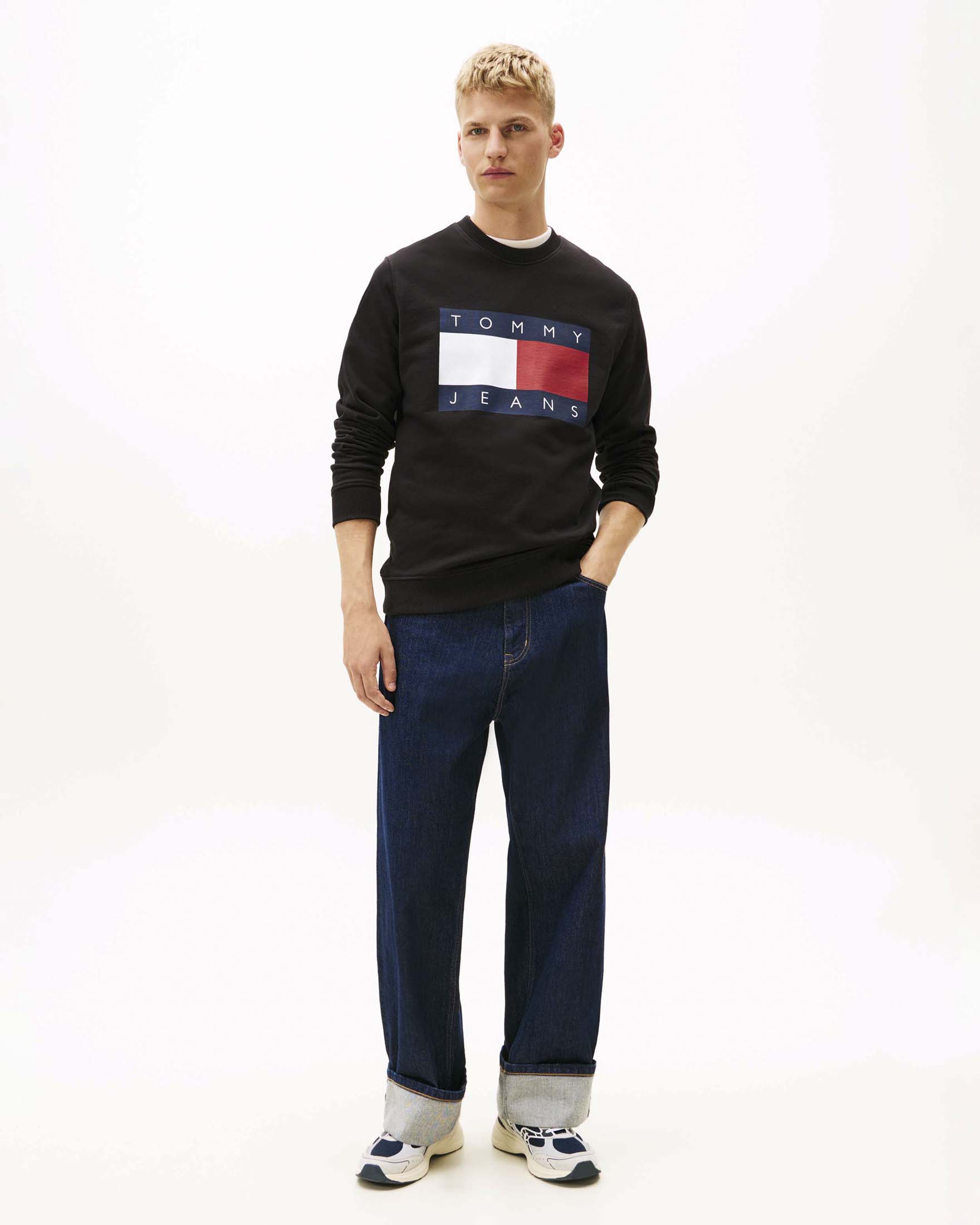 Felpa girocollo Tommy Jeans nera in cotone con maxi logo bandiera stampato sul davanti